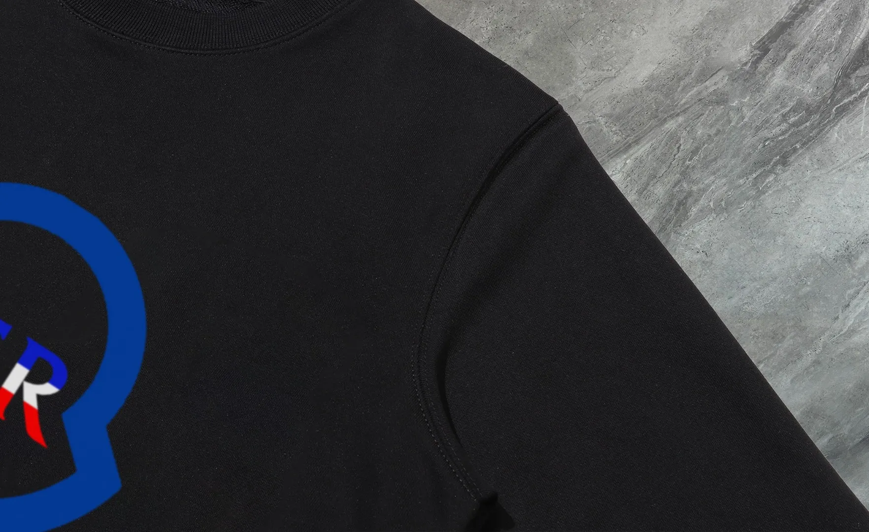 P210 High-version sweatshirt) [Long-term stock] 〖𝐌𝐎𝐍𝐂𝐋𝐄𝐑~Mask〗 Made of 440g heavy-weight fabric. It is different from the market currency. It can be matched with any variety and is properly handsome. 😎The whole dress is made of double waistcoats. The double waistcoats make the whole dress more three-dimensional. Not ordinary factories can do such fine work. 2025 Spring runway version of the T stage, on sale at the counter, round neck terry sweatshirt, high-end double-strand pure cotton, custom-made stretch ribs, dyed in the same vat, complete with three standards, matched with exquisite embroidered LOGO on the chest, simple and advanced, same style for men and women. Color: black, apricot, white, size: S M L XL 2XL