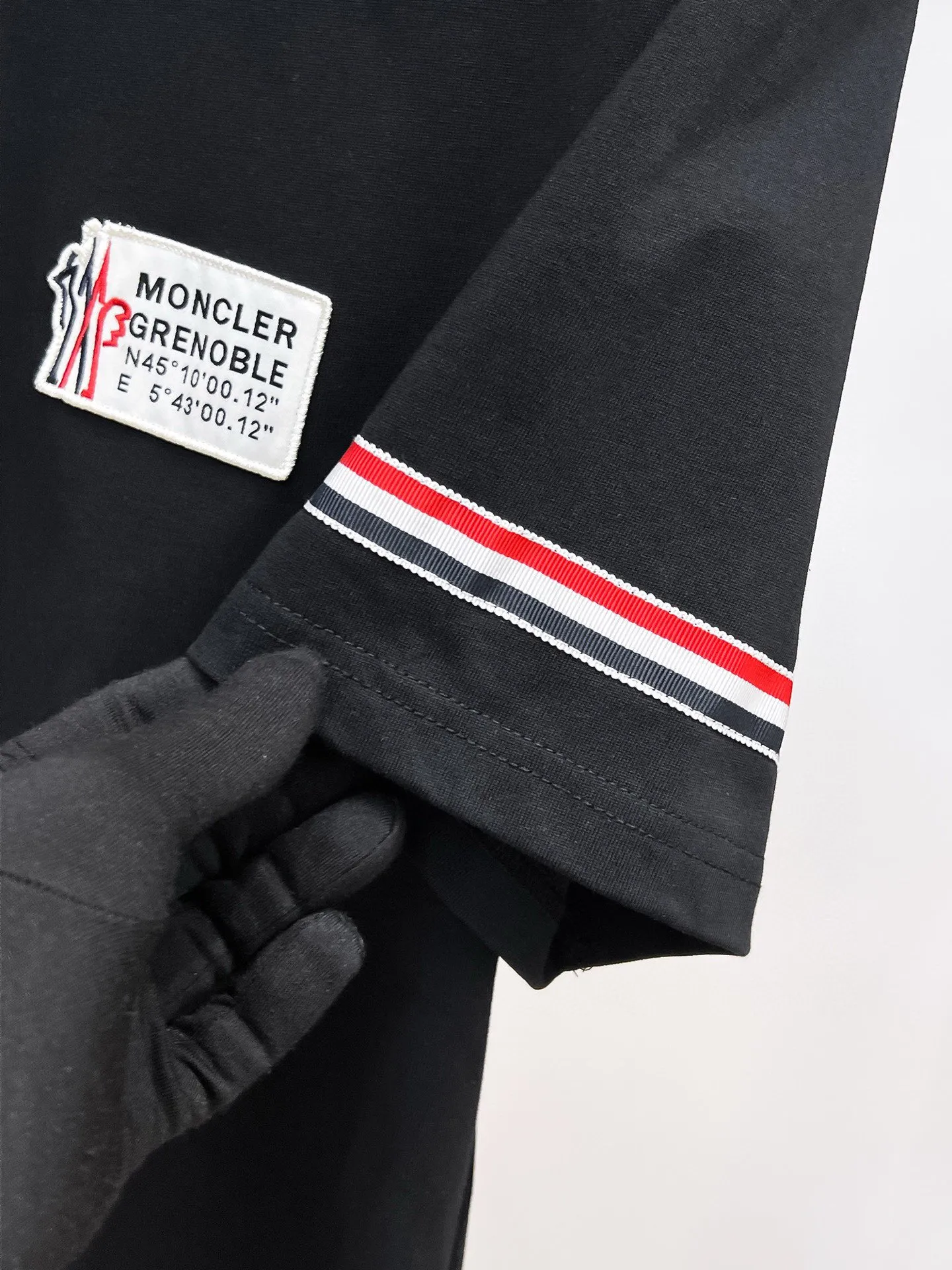 P560 Brand [MONCLER Mouth Covered] 2025 round neck short-sleeved shorts suit. The pure cotton fabric upper body will not be stuffy, the smooth and comfortable skin-friendly effect is more breathable, the fabric has its own texture, classic logo technology, a new interpretation from a unique angle, the first choice for fashion and versatility! Size: M-3XL (maximum wear: 190 pounds)