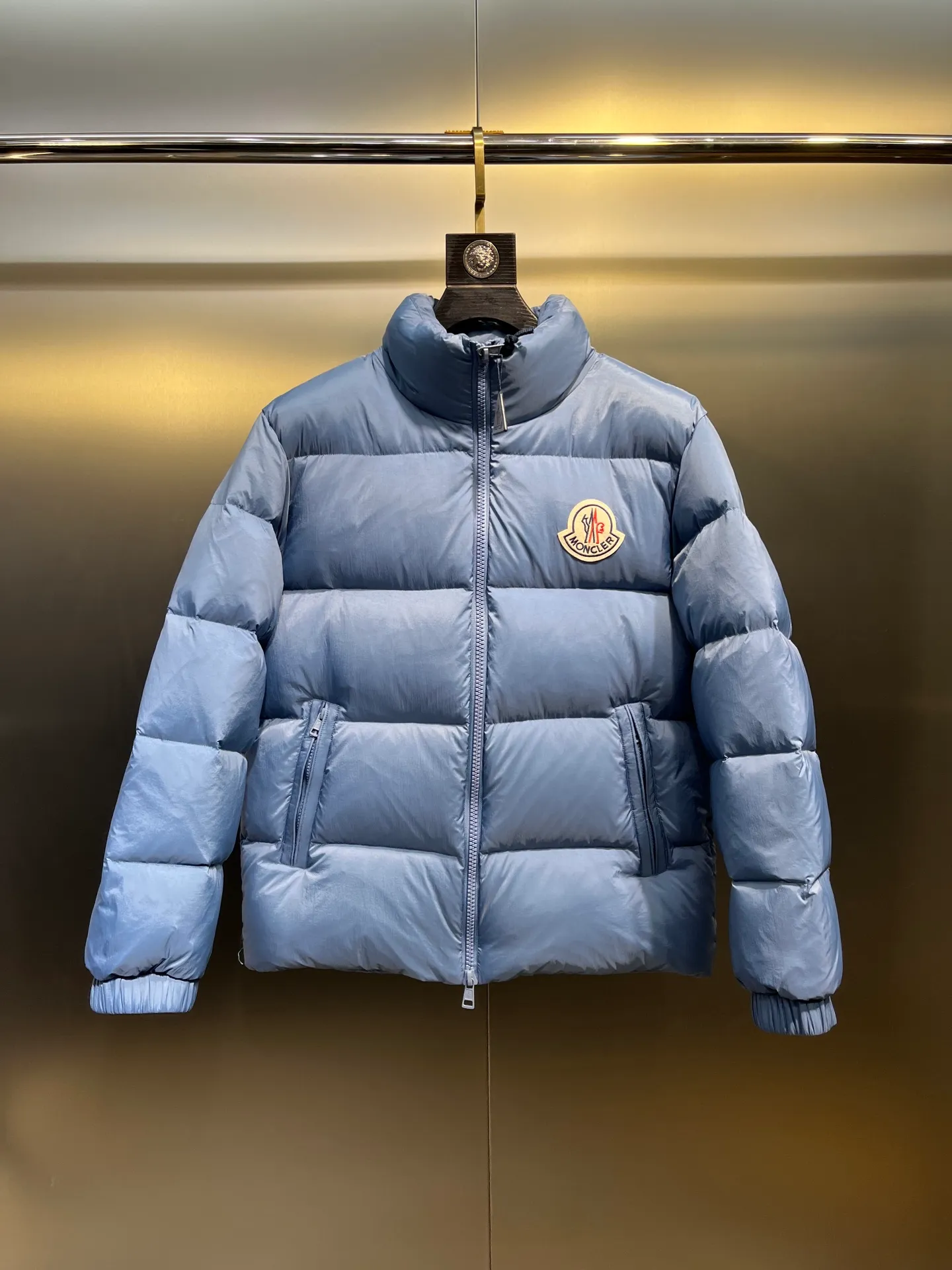 P840 Moncler Citala🌟 Short men's down jacket. Looking at it, there is no other version on the market that can beat it. 130w + one ton of premium European gooseneck velvet filling. 850+ fill power, which is twice as thick as the market version and twice as light. Citala men's short down jacket is made of pop-colored light fabric, highlighting the vitality of the series. Made from lightweight nylon with a longue saison lining, the Citala down jacket is comfortable and warm without being bulky. This cropped down jacket has a comfortable fit, a signature turtleneck and a quilted, checkered silhouette. Details size: 12345
