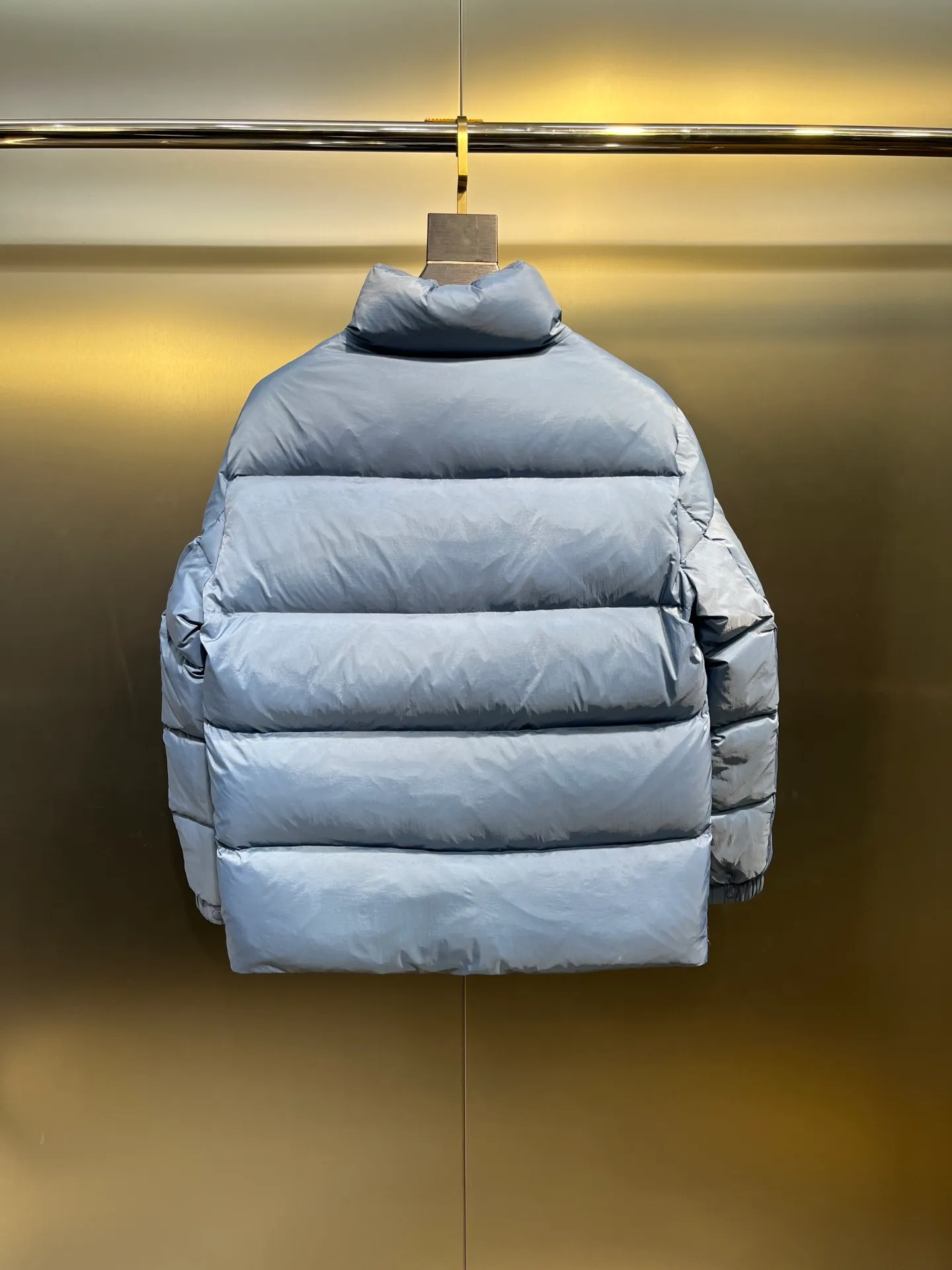 P840 Moncler Citala🌟 Short men's down jacket. Looking at it, there is no other version on the market that can beat it. 130w + one ton of premium European gooseneck velvet filling. 850+ fill power, which is twice as thick as the market version and twice as light. Citala men's short down jacket is made of pop-colored light fabric, highlighting the vitality of the series. Made from lightweight nylon with a longue saison lining, the Citala down jacket is comfortable and warm without being bulky. This cropped down jacket has a comfortable fit, a signature turtleneck and a quilted, checkered silhouette. Details size: 12345