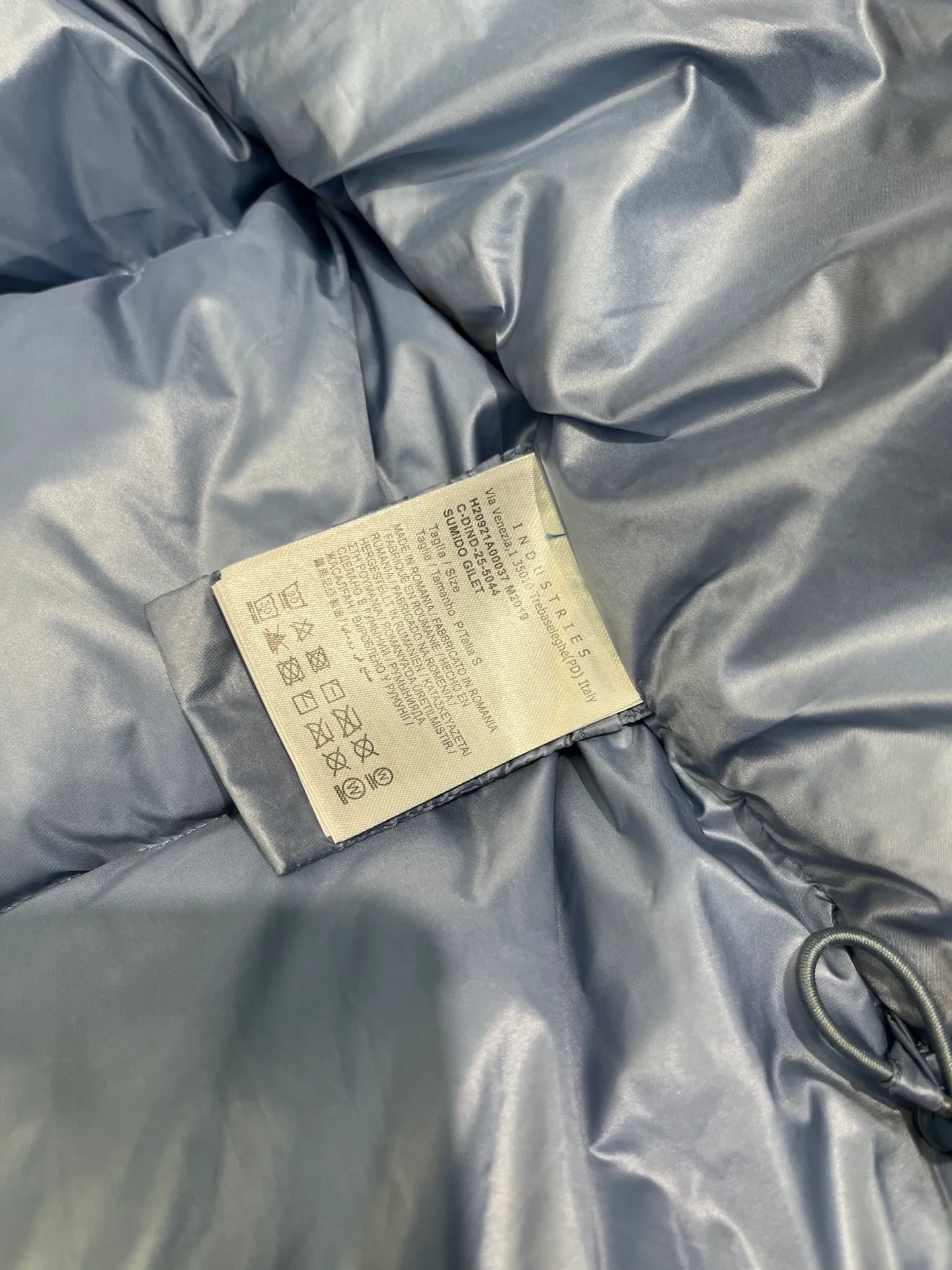 P840 Moncler Citala🌟 Short men's down jacket. Looking at it, there is no other version on the market that can beat it. 130w + one ton of premium European gooseneck velvet filling. 850+ fill power, which is twice as thick as the market version and twice as light. Citala men's short down jacket is made of pop-colored light fabric, highlighting the vitality of the series. Made from lightweight nylon with a longue saison lining, the Citala down jacket is comfortable and warm without being bulky. This cropped down jacket has a comfortable fit, a signature turtleneck and a quilted, checkered silhouette. Details size: 12345