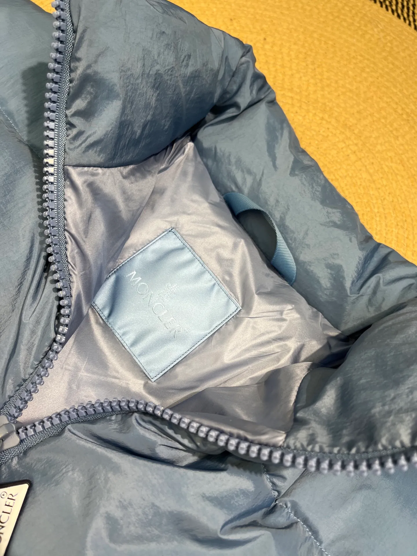 P840 Moncler Citala🌟 Short men's down jacket. Looking at it, there is no other version on the market that can beat it. 130w + one ton of premium European gooseneck velvet filling. 850+ fill power, which is twice as thick as the market version and twice as light. Citala men's short down jacket is made of pop-colored light fabric, highlighting the vitality of the series. Made from lightweight nylon with a longue saison lining, the Citala down jacket is comfortable and warm without being bulky. This cropped down jacket has a comfortable fit, a signature turtleneck and a quilted, checkered silhouette. Details size: 12345