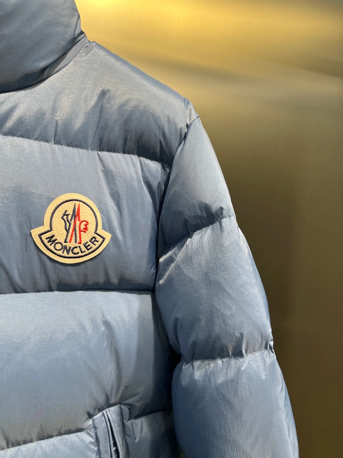 P840 Moncler Citala🌟 Short men's down jacket. Looking at it, there is no other version on the market that can beat it. 130w + one ton of premium European gooseneck velvet filling. 850+ fill power, which is twice as thick as the market version and twice as light. Citala men's short down jacket is made of pop-colored light fabric, highlighting the vitality of the series. Made from lightweight nylon with a longue saison lining, the Citala down jacket is comfortable and warm without being bulky. This cropped down jacket has a comfortable fit, a signature turtleneck and a quilted, checkered silhouette. Details size: 12345