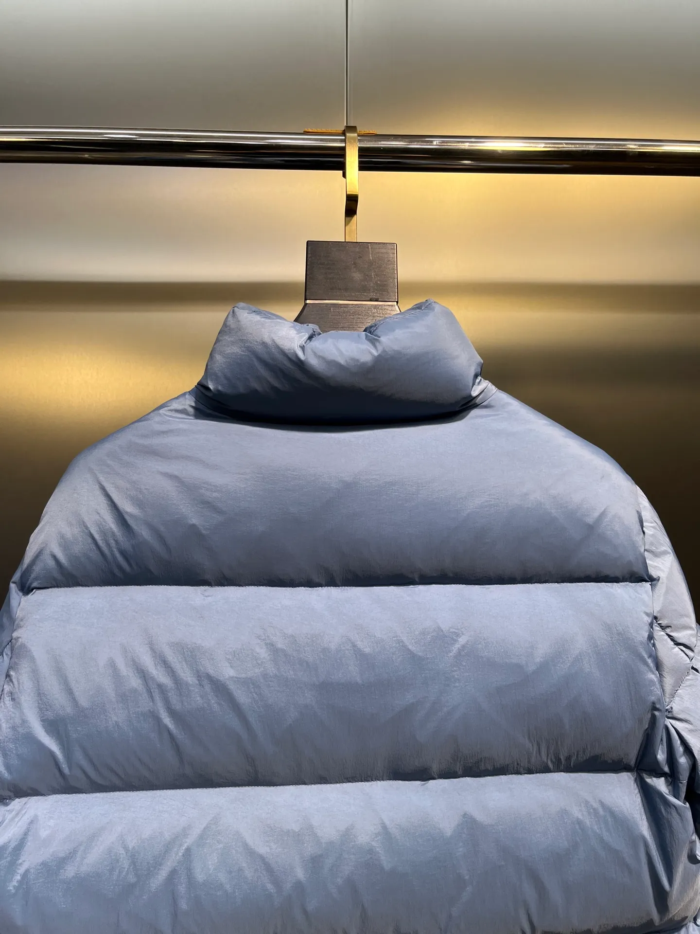 P840 Moncler Citala🌟 Short men's down jacket. Looking at it, there is no other version on the market that can beat it. 130w + one ton of premium European gooseneck velvet filling. 850+ fill power, which is twice as thick as the market version and twice as light. Citala men's short down jacket is made of pop-colored light fabric, highlighting the vitality of the series. Made from lightweight nylon with a longue saison lining, the Citala down jacket is comfortable and warm without being bulky. This cropped down jacket has a comfortable fit, a signature turtleneck and a quilted, checkered silhouette. Details size: 12345