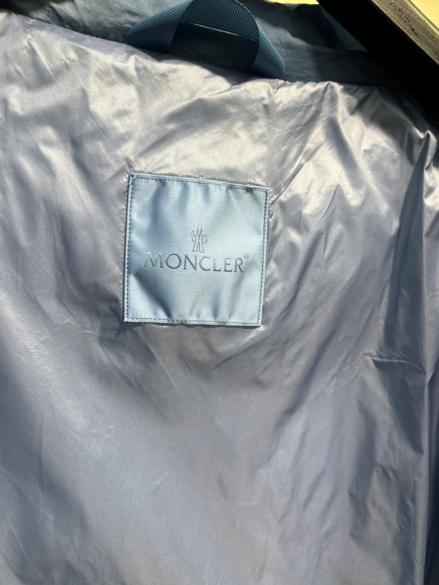 P840 Moncler Citala🌟 Short men's down jacket. Looking at it, there is no other version on the market that can beat it. 130w + one ton of premium European gooseneck velvet filling. 850+ fill power, which is twice as thick as the market version and twice as light. Citala men's short down jacket is made of pop-colored light fabric, highlighting the vitality of the series. Made from lightweight nylon with a longue saison lining, the Citala down jacket is comfortable and warm without being bulky. This cropped down jacket has a comfortable fit, a signature turtleneck and a quilted, checkered silhouette. Details size: 12345