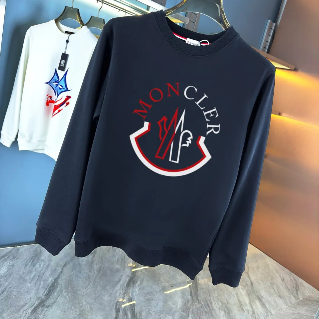 P210 high version sweatshirt) 📦With exclusive packaging📦 [Long-term ready stock] Upgraded version "Mobile phone smart sensor ~ NFC chip armband ~ Directly to the official website for anti-counterfeiting" 〖 𝐌𝐎𝐍𝐂𝐋𝐄𝐑 ~ Mouth covering〗 2025 new high quality, using 450 grams of heavyweight fabric Different from the market currency, you can mix and match everything at will and you will be handsome😎The whole clothes is made of double waistcoats. The double waistcoats make the whole dress more three-dimensional. It is not an ordinary factory that can do such fine work. 2025 autumn and winter new style, on sale at the counter, exquisite printed round neck terry sweatshirt. High-end double-ply cotton. Customized stretch ribs are dyed in the same vat. Three standards are complete. It is matched with digital printing patterns and is very breathable. Same style for men and women. Color: black, white, apricot. Size: S M L XL 2XL
