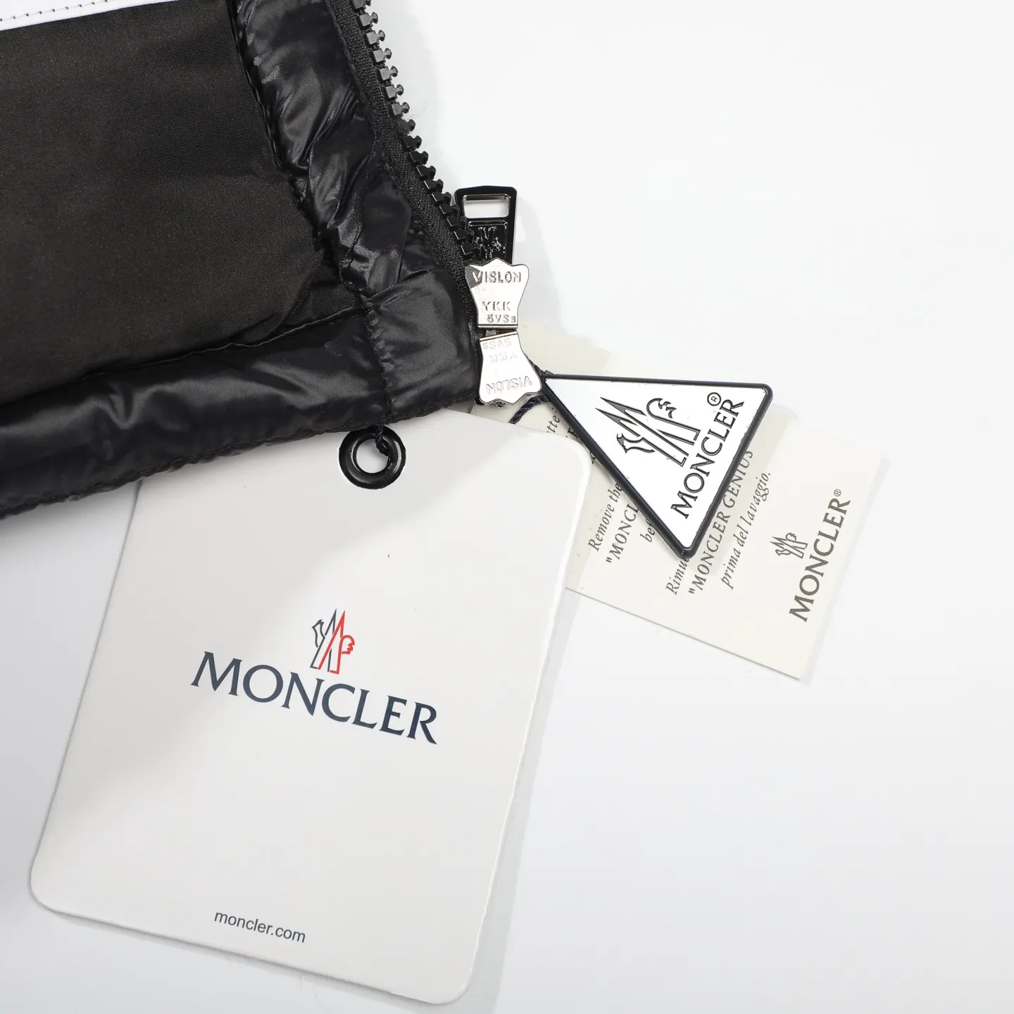 P390 [MONCLER Mouth Covered Couple’s High Version Classic Hooded Down Vest] A super popular item, made in a unique street punk style, a high-profile down vest for couples🔥 The hottest style at the moment🔥 Made of M's signature matte technical waterproof fabric, the fabric feels smooth and very textured, and is equipped with classic rectangular quilting to ensure the even distribution of down inside, bringing the ultimate warm and comfortable wearing experience, and it is also very fashionable and stylish! It is filled with imported European standard 90% velvet, which can effectively lock in and collect heat. You can feel its plump state by looking at the actual pictures. It is quite light on the upper body and does not feel bloated at all! The quality is definitely at the same level as the same counter. Friends who have ultra-high standards and pursuit of quality are recommended to buy it now👇 Color: Black Size: 1 2 3 4