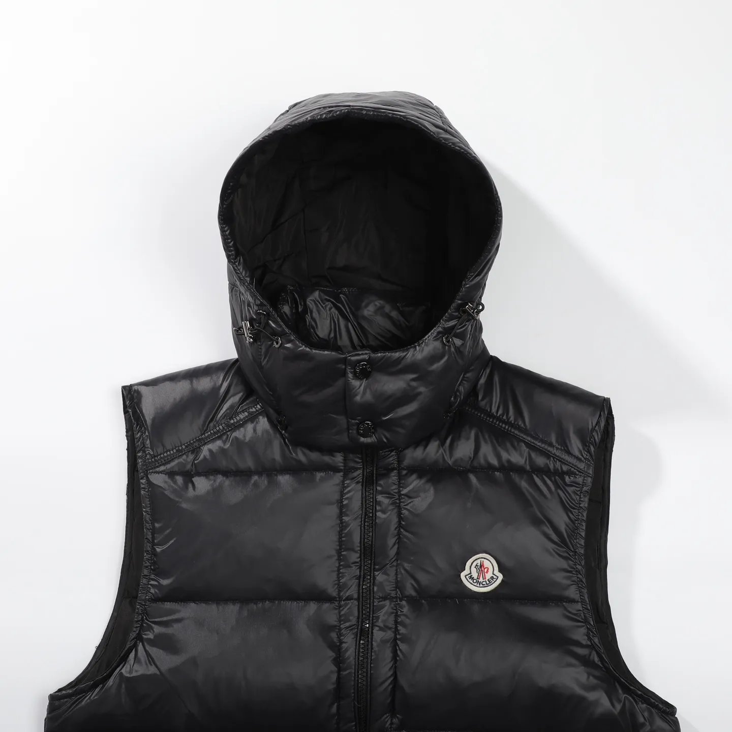 P390 [MONCLER Mouth Covered Couple’s High Version Classic Hooded Down Vest] A super popular item, made in a unique street punk style, a high-profile down vest for couples🔥 The hottest style at the moment🔥 Made of M's signature matte technical waterproof fabric, the fabric feels smooth and very textured, and is equipped with classic rectangular quilting to ensure the even distribution of down inside, bringing the ultimate warm and comfortable wearing experience, and it is also very fashionable and stylish! It is filled with imported European standard 90% velvet, which can effectively lock in and collect heat. You can feel its plump state by looking at the actual pictures. It is quite light on the upper body and does not feel bloated at all! The quality is definitely at the same level as the same counter. Friends who have ultra-high standards and pursuit of quality are recommended to buy it now👇 Color: Black Size: 1 2 3 4