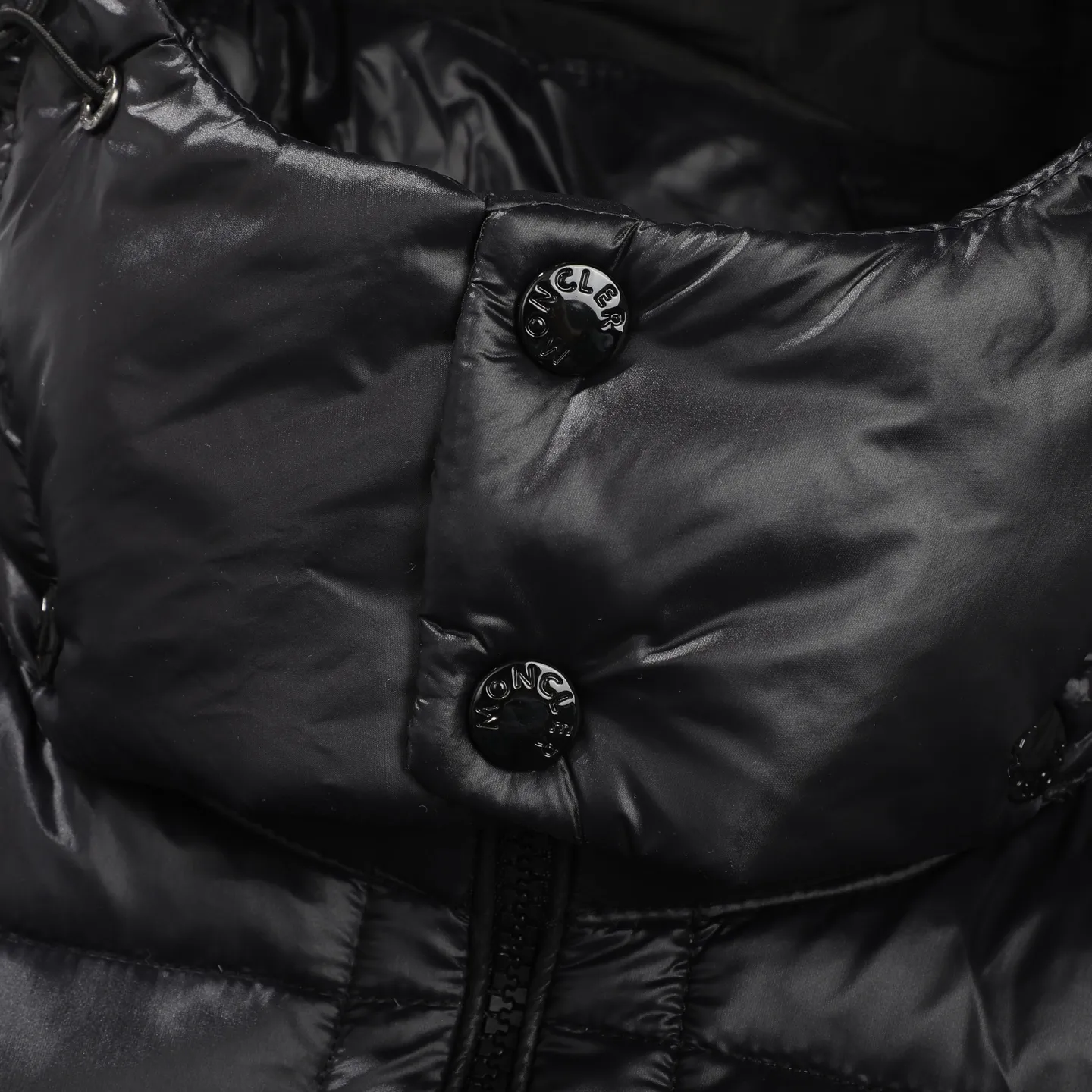 P390 [MONCLER Mouth Covered Couple’s High Version Classic Hooded Down Vest] A super popular item, made in a unique street punk style, a high-profile down vest for couples🔥 The hottest style at the moment🔥 Made of M's signature matte technical waterproof fabric, the fabric feels smooth and very textured, and is equipped with classic rectangular quilting to ensure the even distribution of down inside, bringing the ultimate warm and comfortable wearing experience, and it is also very fashionable and stylish! It is filled with imported European standard 90% velvet, which can effectively lock in and collect heat. You can feel its plump state by looking at the actual pictures. It is quite light on the upper body and does not feel bloated at all! The quality is definitely at the same level as the same counter. Friends who have ultra-high standards and pursuit of quality are recommended to buy it now👇 Color: Black Size: 1 2 3 4