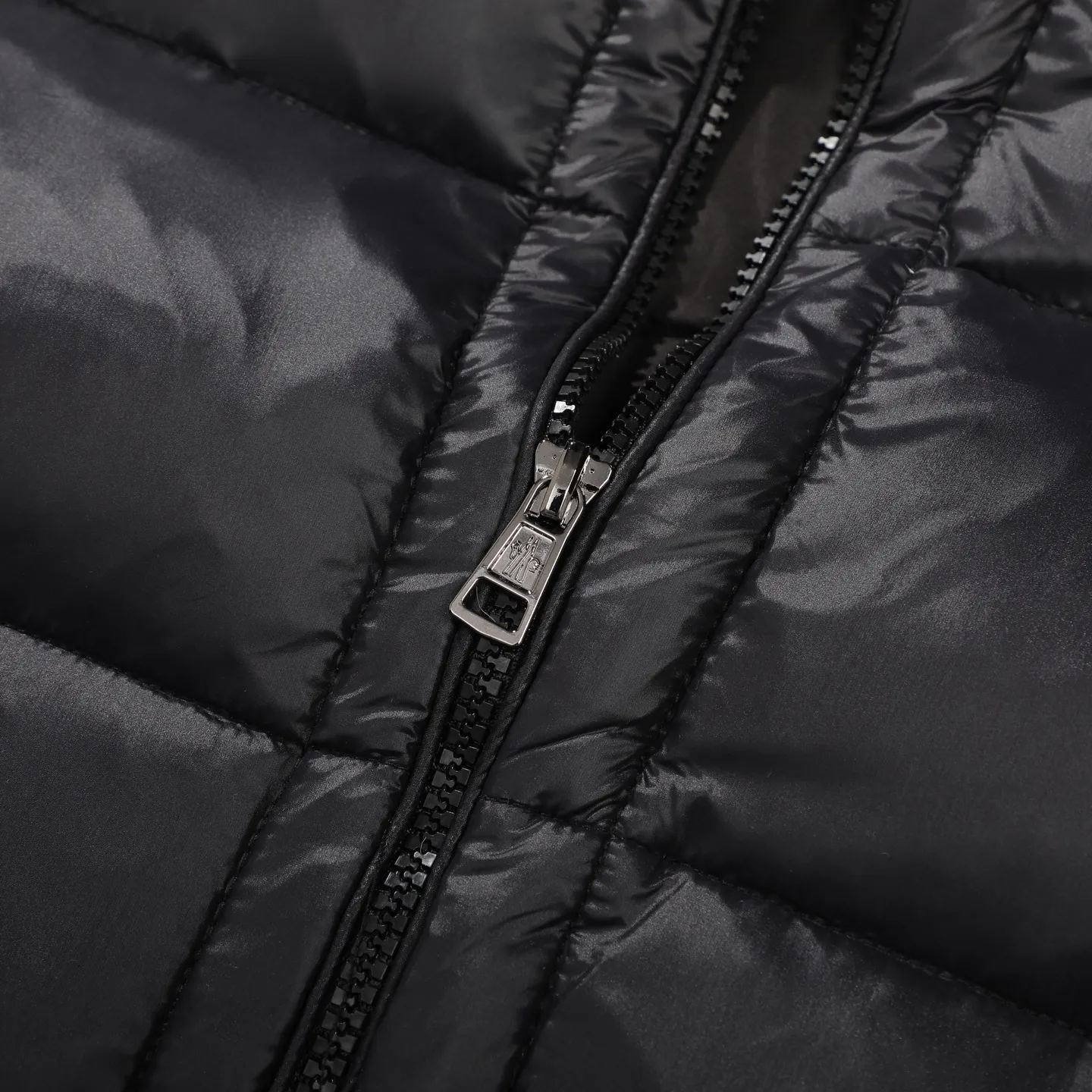 P390 [MONCLER Mouth Covered Couple’s High Version Classic Hooded Down Vest] A super popular item, made in a unique street punk style, a high-profile down vest for couples🔥 The hottest style at the moment🔥 Made of M's signature matte technical waterproof fabric, the fabric feels smooth and very textured, and is equipped with classic rectangular quilting to ensure the even distribution of down inside, bringing the ultimate warm and comfortable wearing experience, and it is also very fashionable and stylish! It is filled with imported European standard 90% velvet, which can effectively lock in and collect heat. You can feel its plump state by looking at the actual pictures. It is quite light on the upper body and does not feel bloated at all! The quality is definitely at the same level as the same counter. Friends who have ultra-high standards and pursuit of quality are recommended to buy it now👇 Color: Black Size: 1 2 3 4