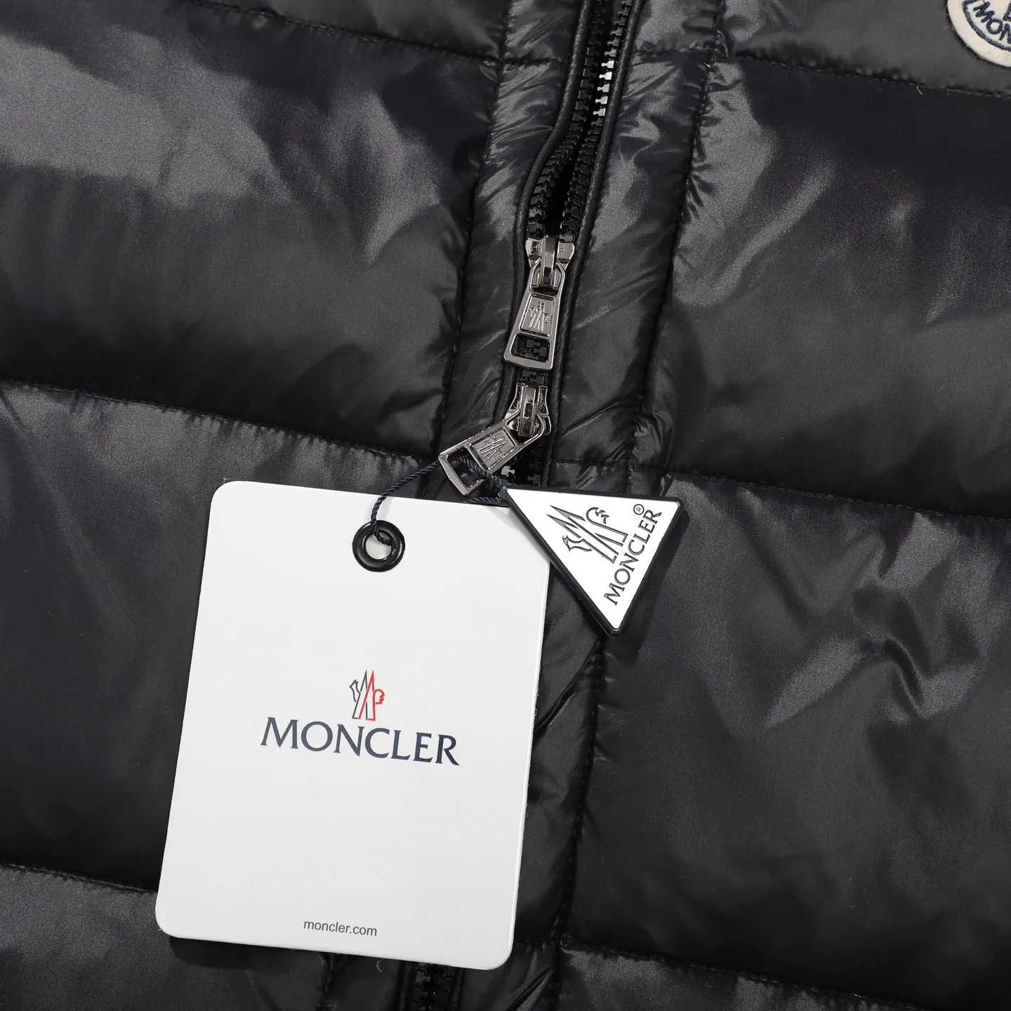 P390 [MONCLER Mouth Covered Couple’s High Version Classic Hooded Down Vest] A super popular item, made in a unique street punk style, a high-profile down vest for couples🔥 The hottest style at the moment🔥 Made of M's signature matte technical waterproof fabric, the fabric feels smooth and very textured, and is equipped with classic rectangular quilting to ensure the even distribution of down inside, bringing the ultimate warm and comfortable wearing experience, and it is also very fashionable and stylish! It is filled with imported European standard 90% velvet, which can effectively lock in and collect heat. You can feel its plump state by looking at the actual pictures. It is quite light on the upper body and does not feel bloated at all! The quality is definitely at the same level as the same counter. Friends who have ultra-high standards and pursuit of quality are recommended to buy it now👇 Color: Black Size: 1 2 3 4