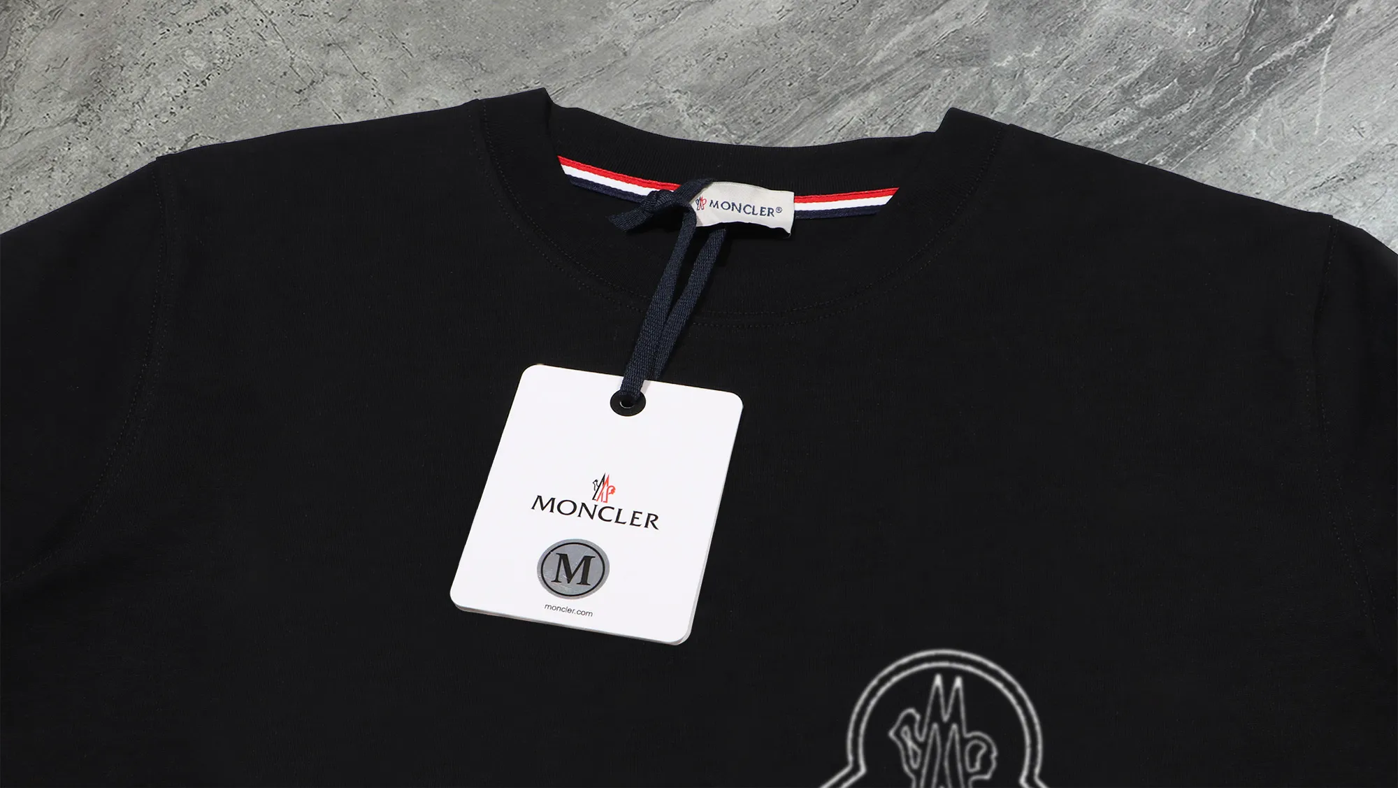 P210 High-version sweatshirt) [Long-term stock] 〖𝐌𝐎𝐍𝐂𝐋𝐄𝐑~Mask〗 Made of 440g heavy-weight fabric. It is different from the market currency. It can be matched with any variety and is properly handsome. 😎The whole dress is made of double waistcoats. The double waistcoats make the whole dress more three-dimensional. Not ordinary factories can do such fine work. 2025 Spring runway version of the T stage, on sale at the counter, round neck terry sweatshirt, high-end double-strand pure cotton, custom-made stretch ribs, dyed in the same vat, complete with three standards, matched with exquisite embroidered LOGO on the chest, simple and advanced, same style for men and women. Color: black, apricot, white, size: S M L XL 2XL