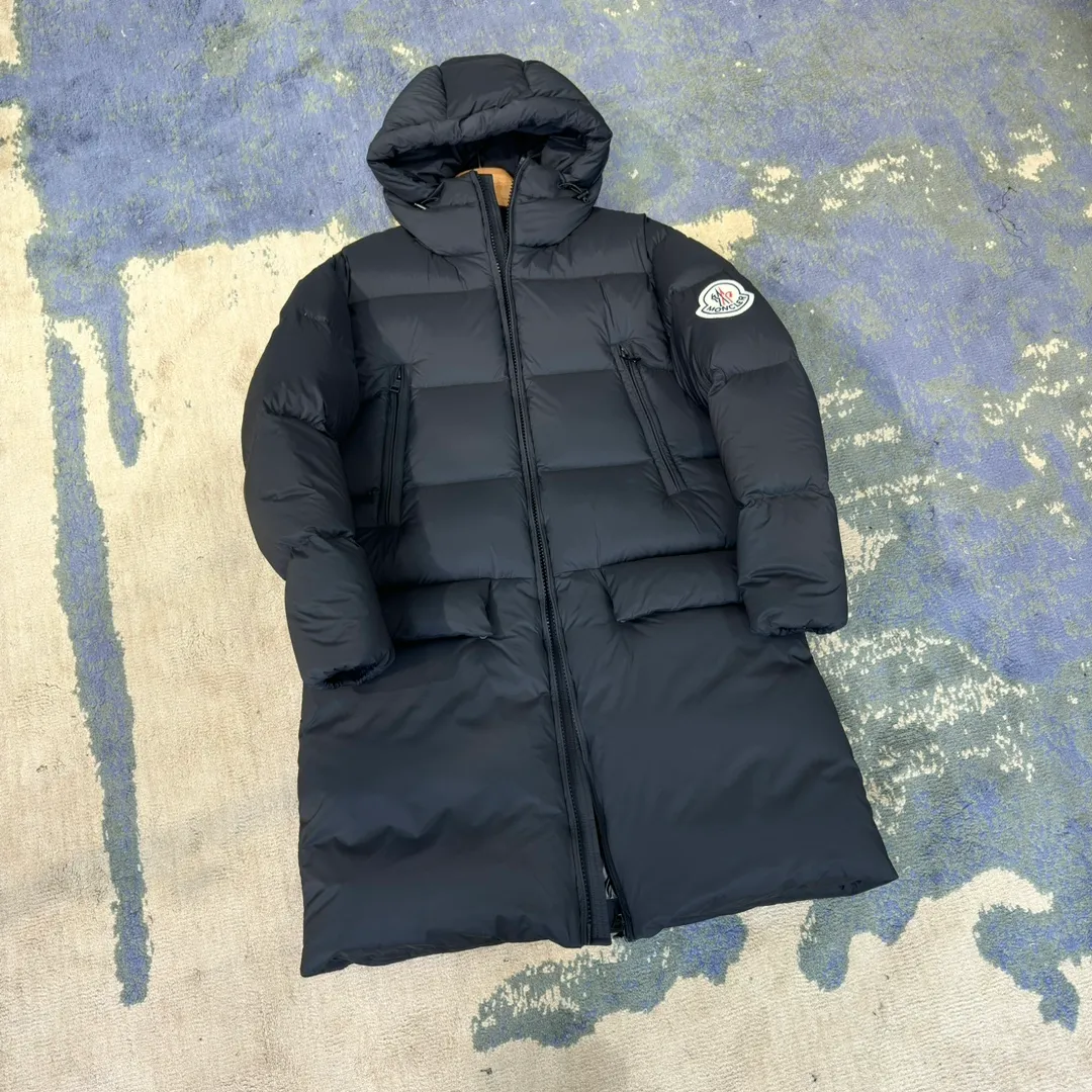 P880 𝑴𝒐𝒏𝒄𝒍𝒆𝒓 Moncler 𝑩𝒐𝒔𝒐𝒏𝒂｜𝑳𝒐𝒈𝒐 large label solid color hooded long-sleeved mid-length down jacket #T25# all black version 𝑺𝒊𝒛𝒆: 𝟭# 𝟮# 𝟯# 𝟰# Product color: black