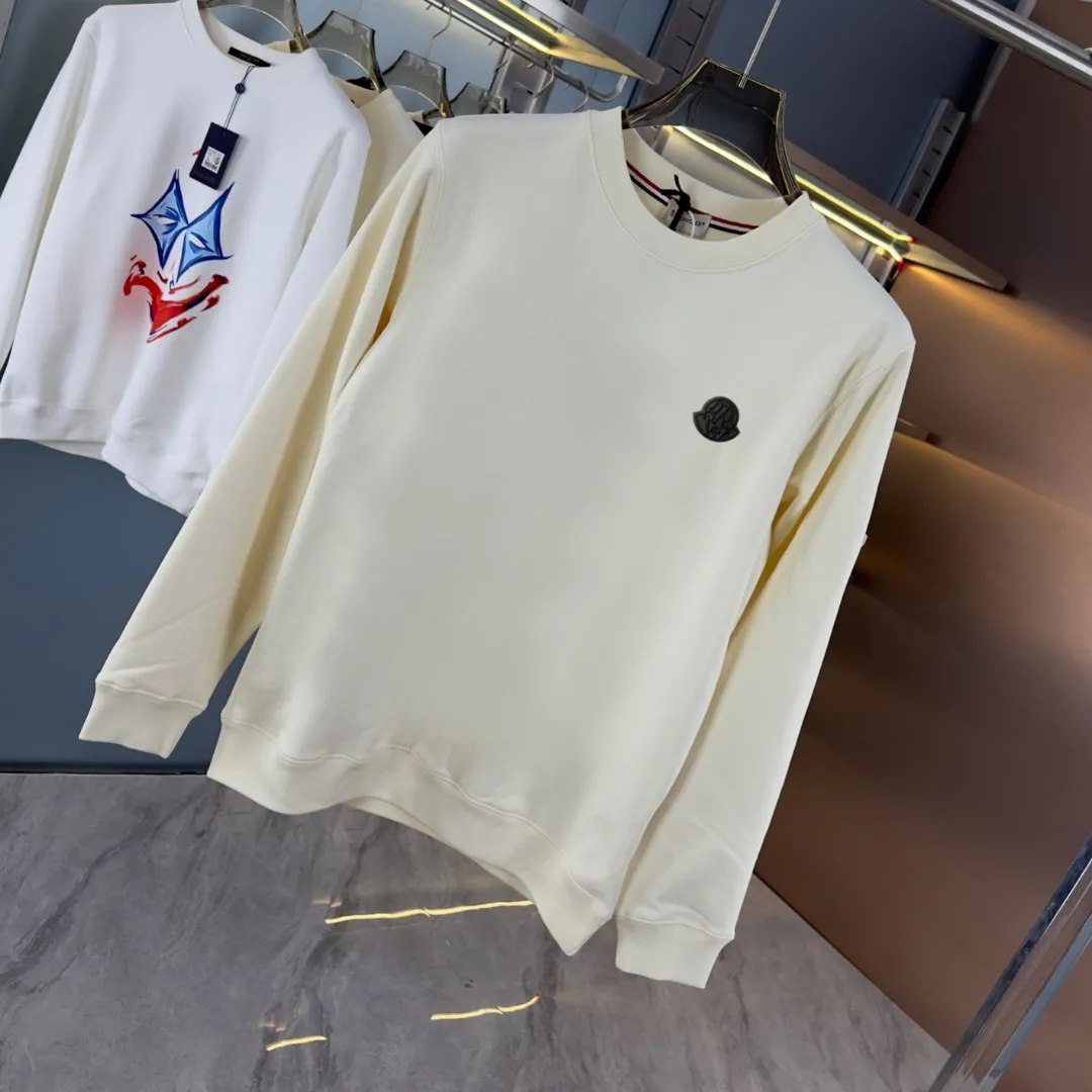 P210 high version sweatshirt) 📦With exclusive picture packaging📦 [Long-term ready stock] Upgraded version "Mobile phone smart sensor ~ NFC chip armband ~ Direct access to the official website anti-counterfeiting" 〖 𝐌𝐎𝐍𝐂𝐋𝐄𝐑 ~ Mouth covering〗 2025 new high quality, using 450g heavyweight fabric Different from the market currency, you can mix and match everything at will and you will be handsome😎The whole clothes is made of double waistcoats. The double waistcoats make the whole dress more three-dimensional. It is not an ordinary factory that can do such fine work. 2025 autumn and winter new style, on sale at the counter, exquisite printed round neck terry sweatshirt. High-end double-ply cotton. Customized stretch ribs are dyed in the same vat. Three standards are complete. It is matched with digital printing patterns and is very breathable. Same style for men and women. Color: black, white, apricot. Size: S M L XL 2XL