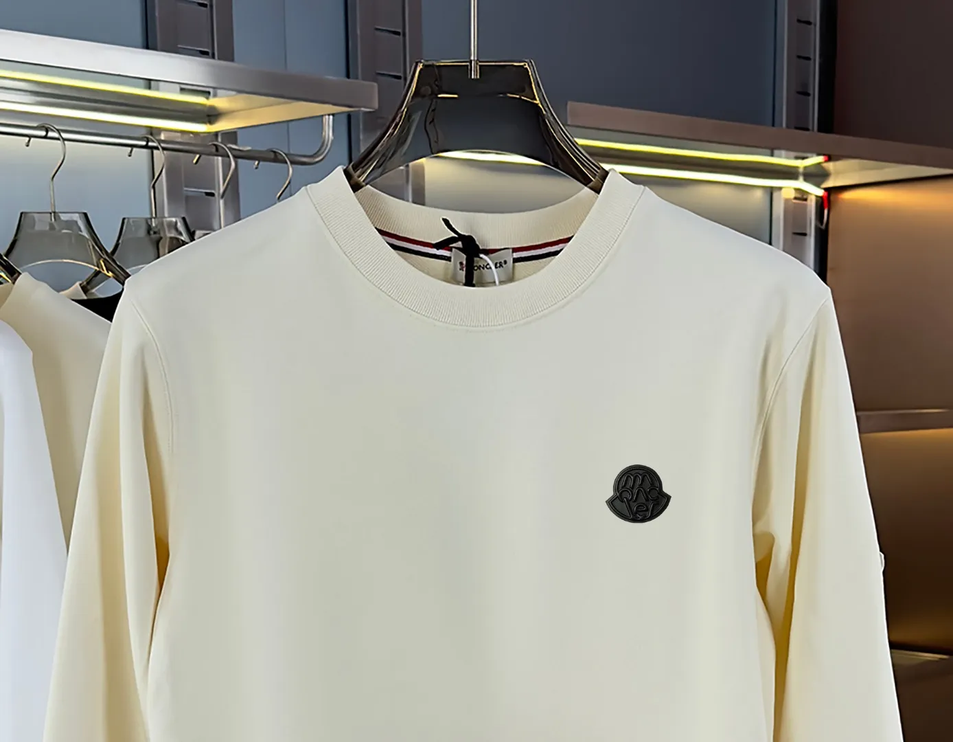 P210 high version sweatshirt) 📦With exclusive picture packaging📦 [Long-term ready stock] Upgraded version "Mobile phone smart sensor ~ NFC chip armband ~ Direct access to the official website anti-counterfeiting" 〖 𝐌𝐎𝐍𝐂𝐋𝐄𝐑 ~ Mouth covering〗 2025 new high quality, using 450g heavyweight fabric Different from the market currency, you can mix and match everything at will and you will be handsome😎The whole clothes is made of double waistcoats. The double waistcoats make the whole dress more three-dimensional. It is not an ordinary factory that can do such fine work. 2025 autumn and winter new style, on sale at the counter, exquisite printed round neck terry sweatshirt. High-end double-ply cotton. Customized stretch ribs are dyed in the same vat. Three standards are complete. It is matched with digital printing patterns and is very breathable. Same style for men and women. Color: black, white, apricot. Size: S M L XL 2XL