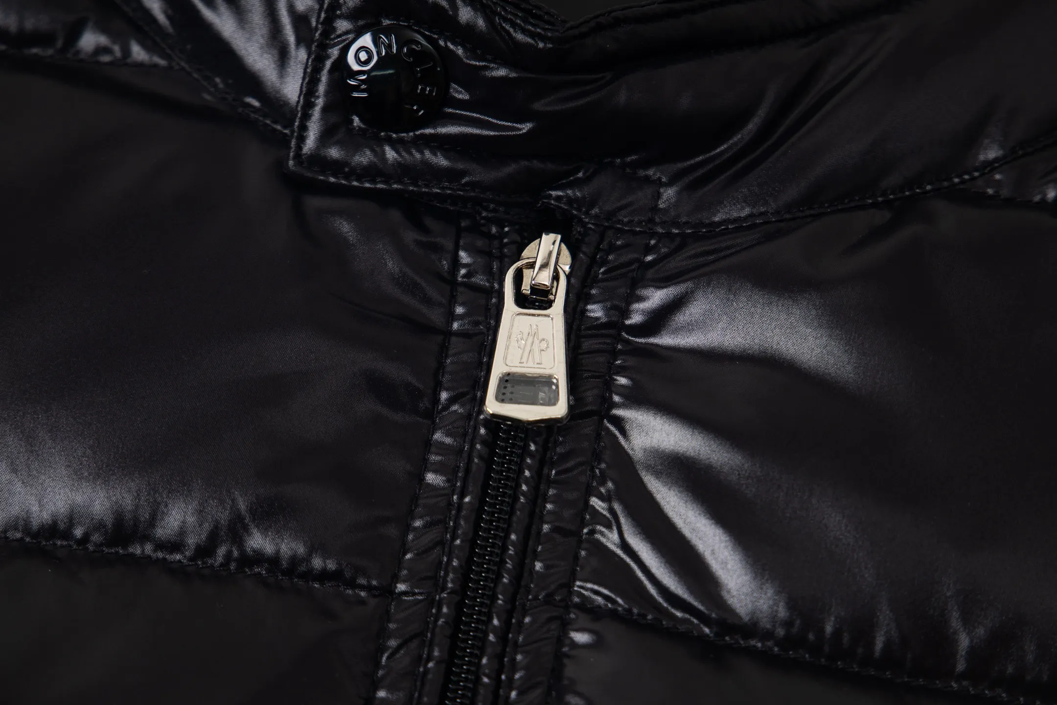 P580 Moncler/Mongolian Down Classic Vest This vest is made of the iconic imported gall-free and velvet-proof nylon. The classic small seams make it stand out ✨✨✨, which provides excellent protection and warmth. The two-way zipper fly is equipped with a Moner logo-shaped puller. All the details and workmanship can instantly beat all the products on the market! What a sense of detail! ! Fried chicken stick with upper body effect! 👍🏻 Color: black/white Size: 1/2/3/4/5/6