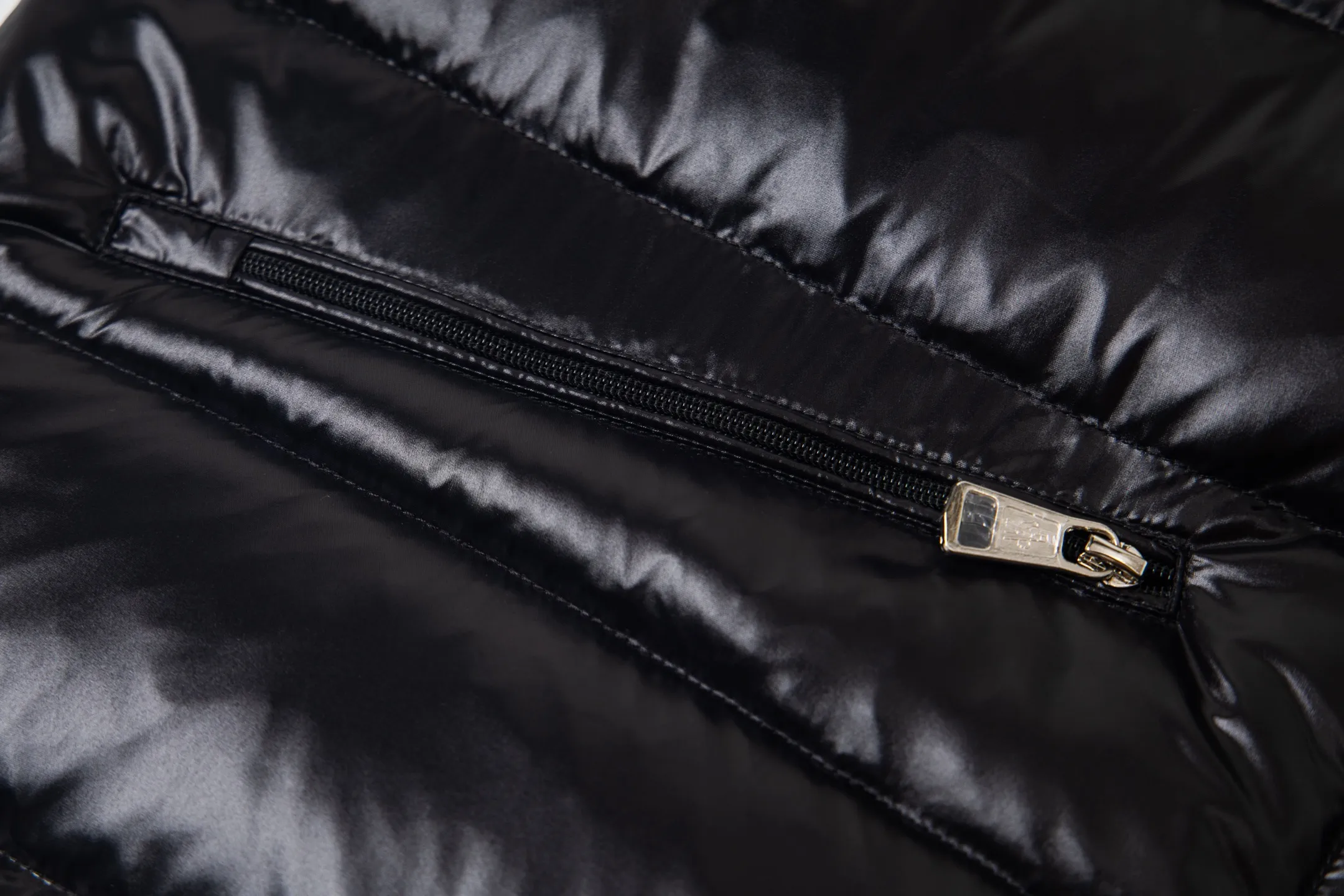 P580 Moncler/Mongolian Down Classic Vest This vest is made of the iconic imported gall-free and velvet-proof nylon. The classic small seams make it stand out ✨✨✨, which provides excellent protection and warmth. The two-way zipper fly is equipped with a Moner logo-shaped puller. All the details and workmanship can instantly beat all the products on the market! What a sense of detail! ! Fried chicken stick with upper body effect! 👍🏻 Color: black/white Size: 1/2/3/4/5/6