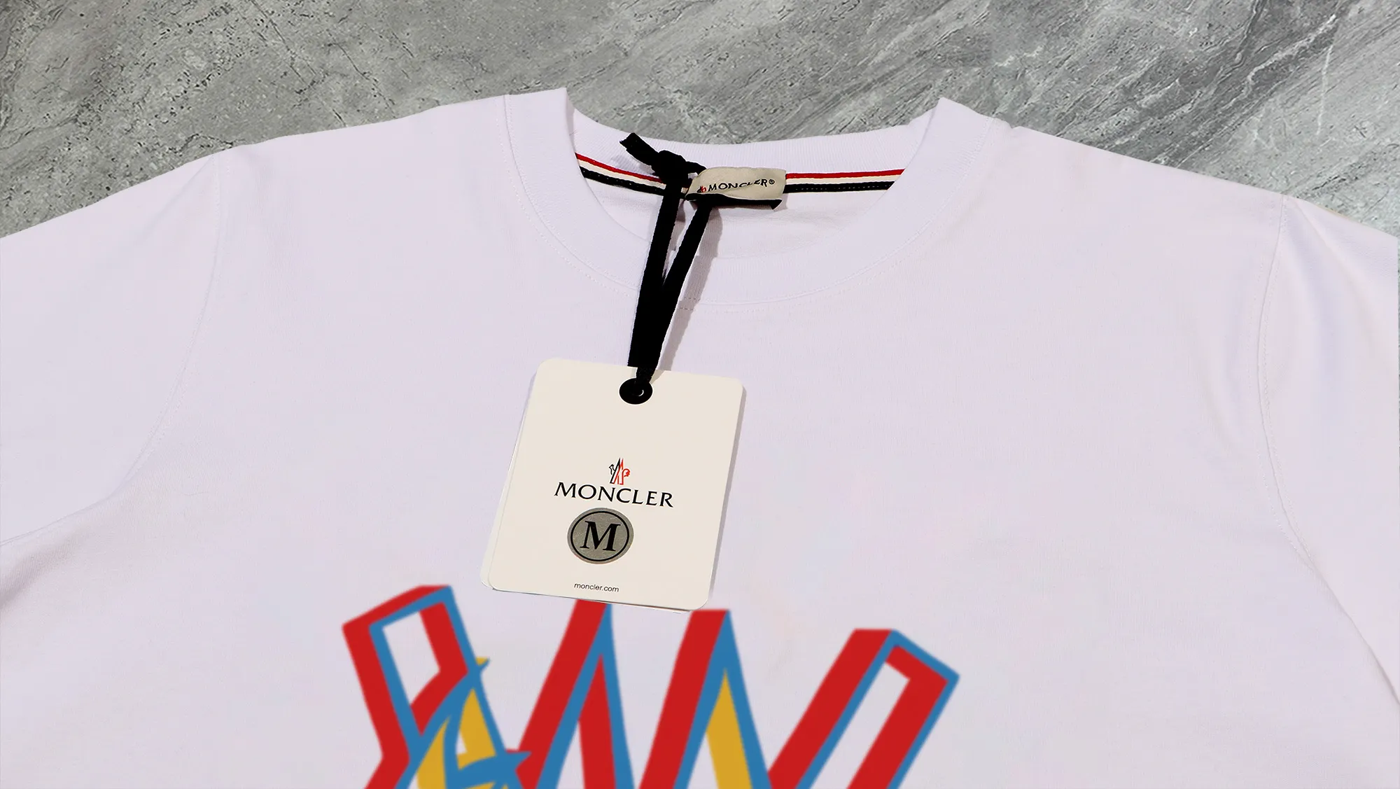 P210 High-version sweatshirt) [Long-term stock] 〖𝐌𝐎𝐍𝐂𝐋𝐄𝐑~Mask〗 Made of 440g heavy-weight fabric. It is different from the market currency. It can be matched with any variety and is properly handsome. 😎The whole dress is made of double waistcoats. The double waistcoats make the whole dress more three-dimensional. Not ordinary factories can do such fine work. 2025 Spring runway version of the T stage, on sale at the counter, round neck terry sweatshirt, high-end double-strand pure cotton, custom-made stretch ribs, dyed in the same vat, complete with three standards, matched with exquisite embroidered LOGO on the chest, simple and advanced, same style for men and women. Color: black, apricot, white, size: S M L XL 2XL