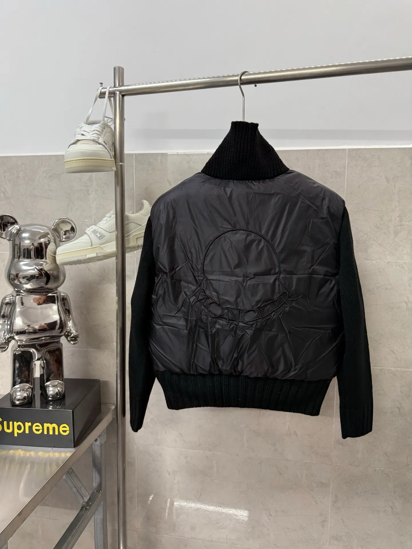 P580 Moncler wool knitted stitching stand collar women's down jacket is made of 90 white duck down, 600 fill power, and the cuffs are made of wool blended fabric, which has a better texture, is light and warm, and has four layers of lining. It will never be velvet. The hardware of the whole garment is custom-made by the original factory. Hot melt technology, one-time molding, wool felt embroidery logo attached to the shoulders, zipper placket stand collar design, simple and convenient double side oblique button pockets Stand-up collar design, windproof and warm, three-dimensional and full, highly practical. New winter catwalk style. Official website synchronization. Color: black white. Size: 1234
