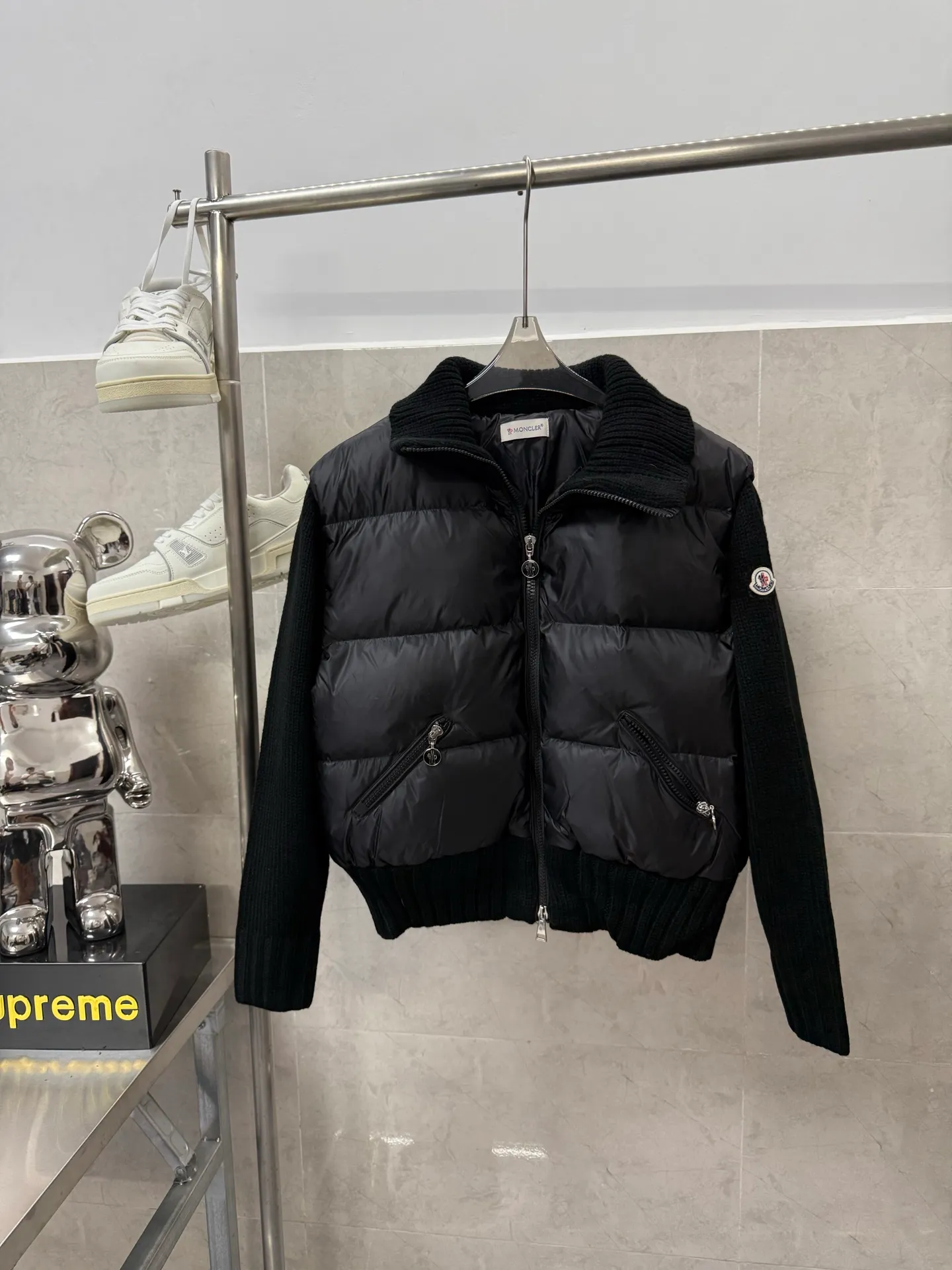 P580 Moncler wool knitted stitching stand collar women's down jacket is made of 90 white duck down, 600 fill power, and the cuffs are made of wool blended fabric, which has a better texture, is light and warm, and has four layers of lining. It will never be velvet. The hardware of the whole garment is custom-made by the original factory. Hot melt technology, one-time molding, wool felt embroidery logo attached to the shoulders, zipper placket stand collar design, simple and convenient double side oblique button pockets Stand-up collar design, windproof and warm, three-dimensional and full, highly practical. New winter catwalk style. Official website synchronization. Color: black white. Size: 1234