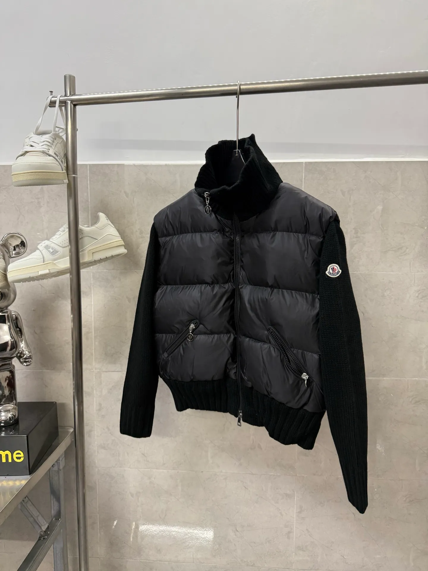 P580 Moncler wool knitted stitching stand collar women's down jacket is made of 90 white duck down, 600 fill power, and the cuffs are made of wool blended fabric, which has a better texture, is light and warm, and has four layers of lining. It will never be velvet. The hardware of the whole garment is custom-made by the original factory. Hot melt technology, one-time molding, wool felt embroidery logo attached to the shoulders, zipper placket stand collar design, simple and convenient double side oblique button pockets Stand-up collar design, windproof and warm, three-dimensional and full, highly practical. New winter catwalk style. Official website synchronization. Color: black white. Size: 1234