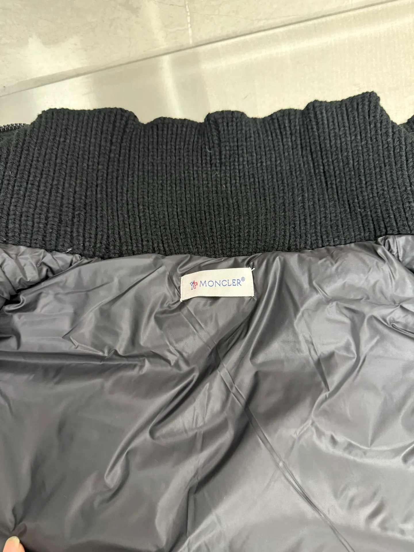 P580 Moncler wool knitted stitching stand collar women's down jacket is made of 90 white duck down, 600 fill power, and the cuffs are made of wool blended fabric, which has a better texture, is light and warm, and has four layers of lining. It will never be velvet. The hardware of the whole garment is custom-made by the original factory. Hot melt technology, one-time molding, wool felt embroidery logo attached to the shoulders, zipper placket stand collar design, simple and convenient double side oblique button pockets Stand-up collar design, windproof and warm, three-dimensional and full, highly practical. New winter catwalk style. Official website synchronization. Color: black white. Size: 1234