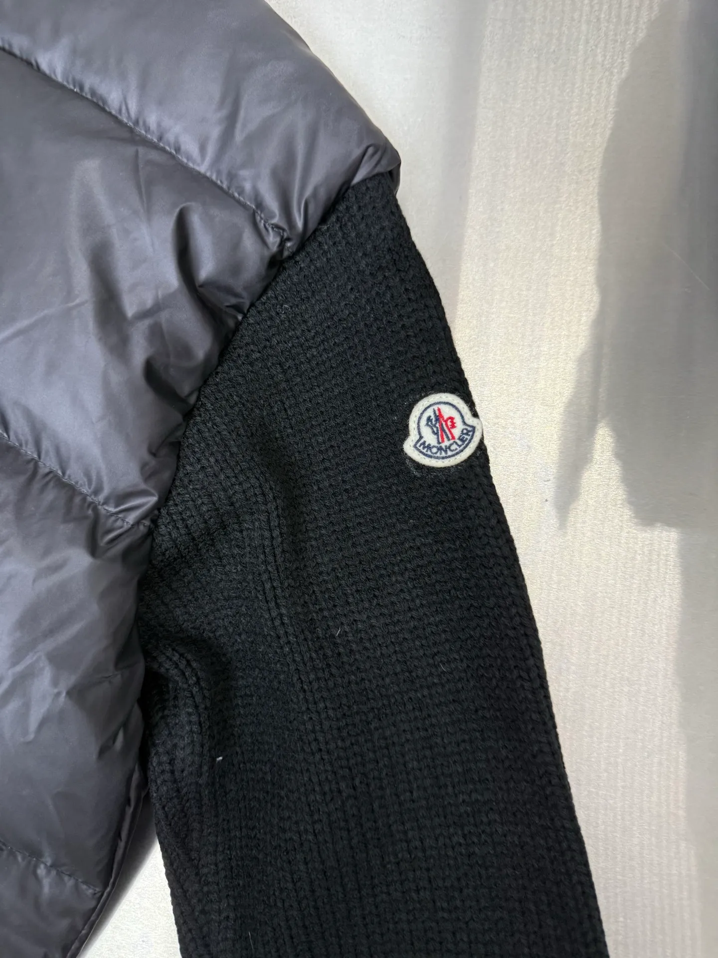 P580 Moncler wool knitted stitching stand collar women's down jacket is made of 90 white duck down, 600 fill power, and the cuffs are made of wool blended fabric, which has a better texture, is light and warm, and has four layers of lining. It will never be velvet. The hardware of the whole garment is custom-made by the original factory. Hot melt technology, one-time molding, wool felt embroidery logo attached to the shoulders, zipper placket stand collar design, simple and convenient double side oblique button pockets Stand-up collar design, windproof and warm, three-dimensional and full, highly practical. New winter catwalk style. Official website synchronization. Color: black white. Size: 1234