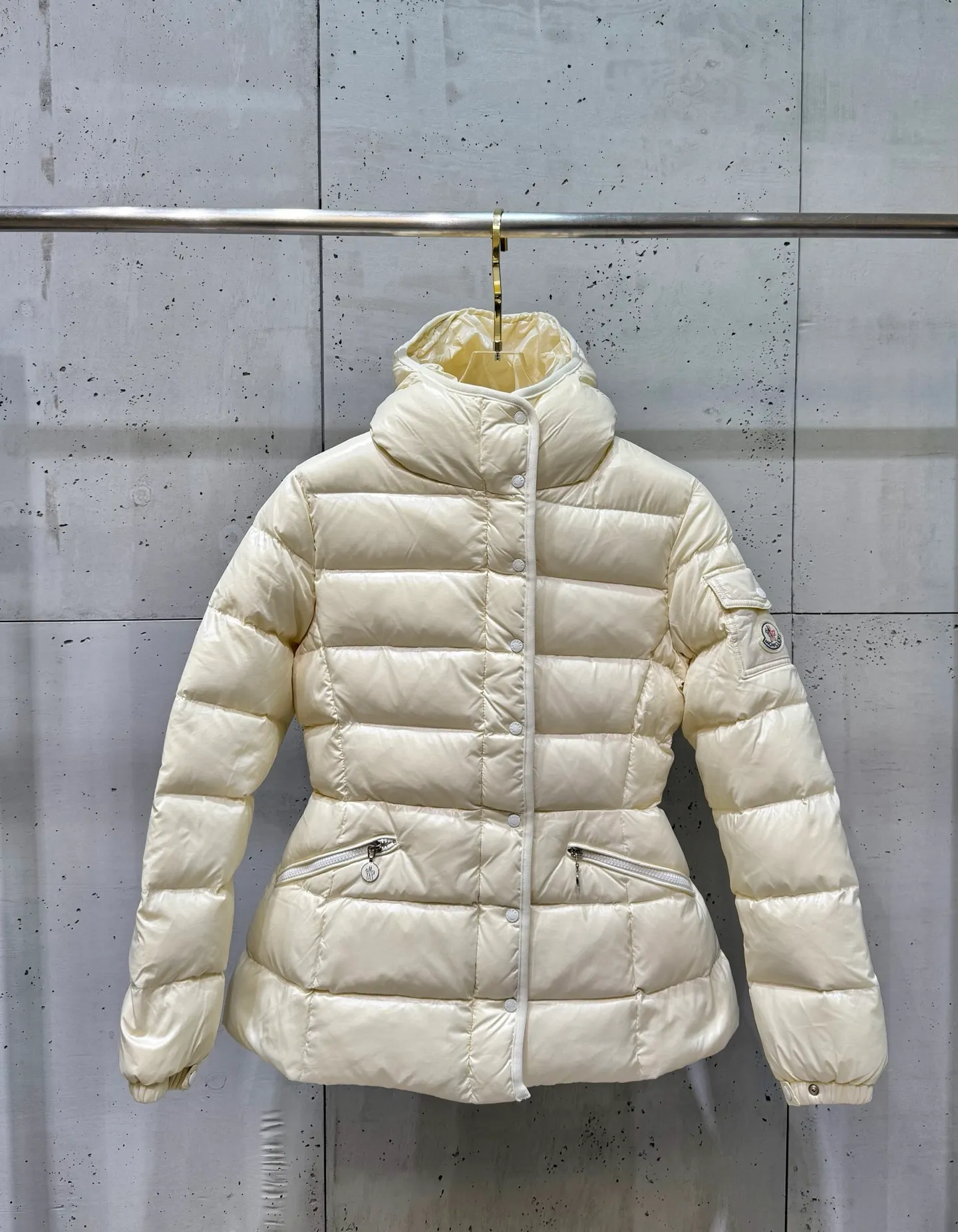P920 Women's Moncler FW24 Barante short waist silhouette zipper long-sleeved down jacket Color: light pink off-white black Size: 0 1 2 3