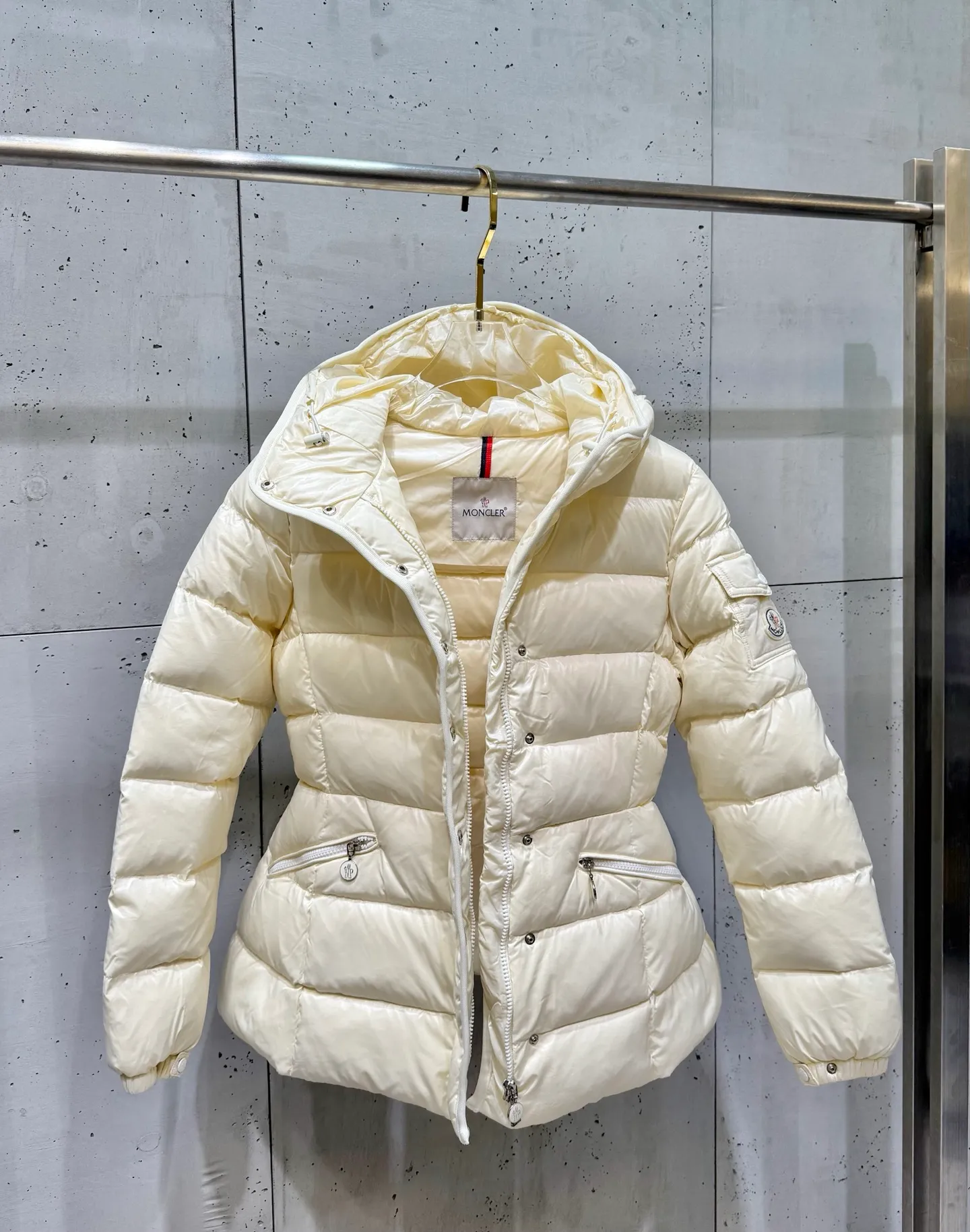 P920 Women's Moncler FW24 Barante short waist silhouette zipper long-sleeved down jacket Color: light pink off-white black Size: 0 1 2 3
