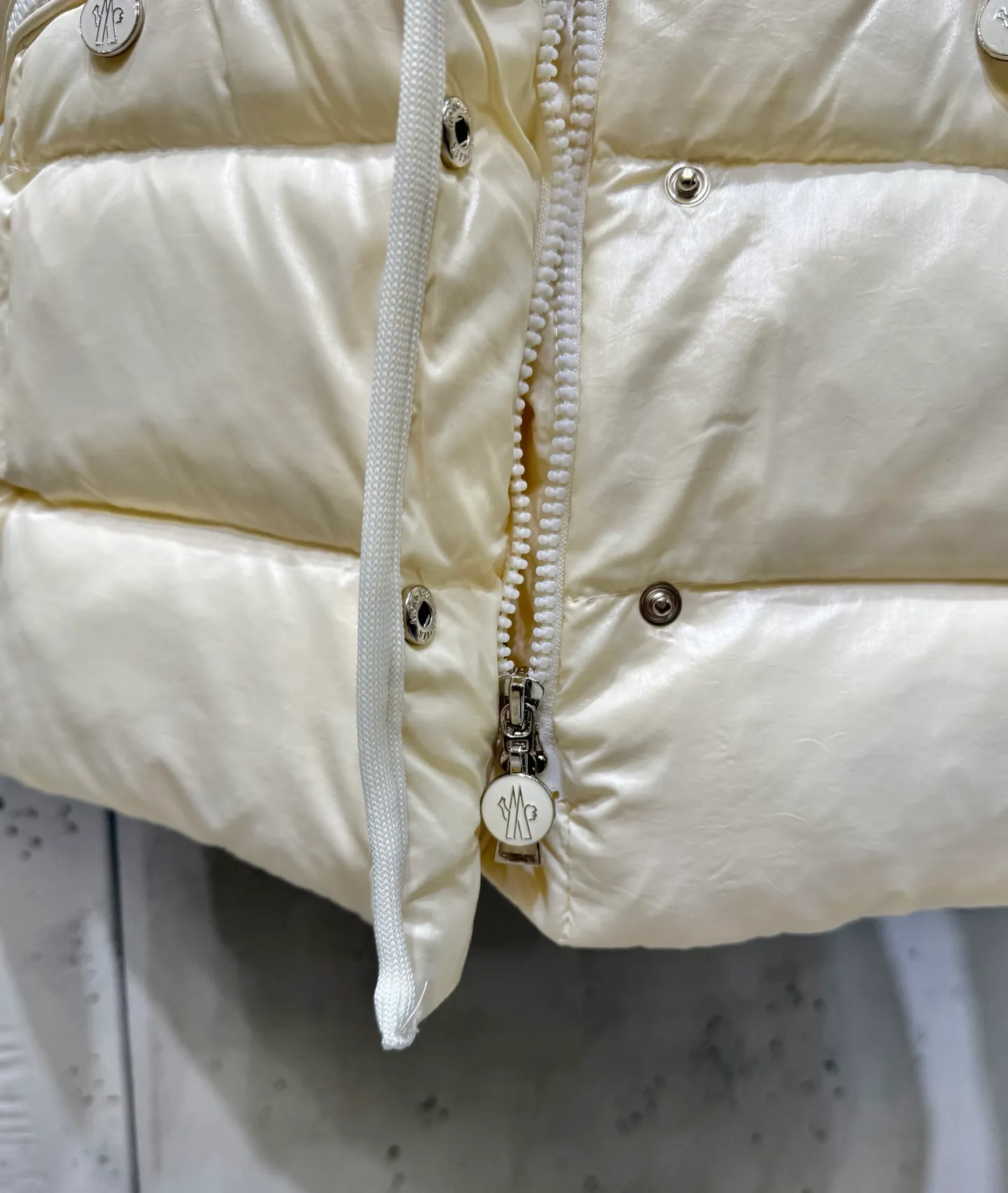 P920 Women's Moncler FW24 Barante short waist silhouette zipper long-sleeved down jacket Color: light pink off-white black Size: 0 1 2 3