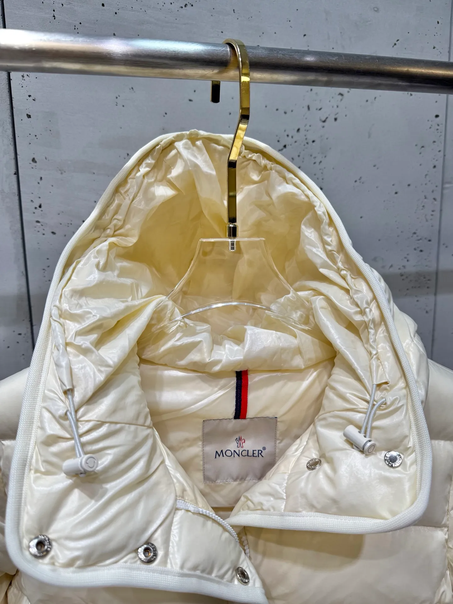 P920 Women's Moncler FW24 Barante short waist silhouette zipper long-sleeved down jacket Color: light pink off-white black Size: 0 1 2 3