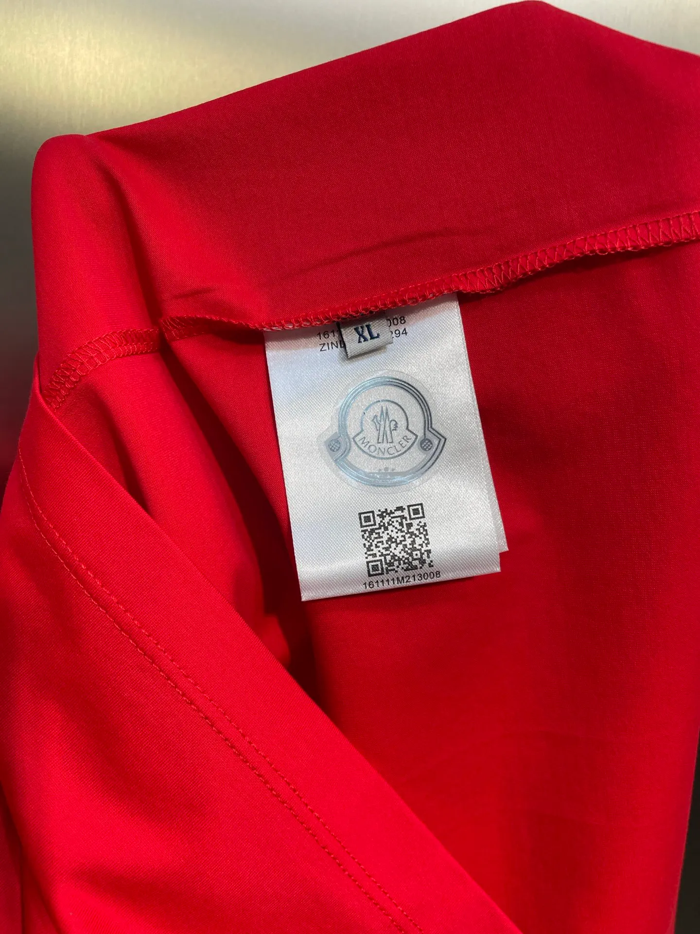 P290 moncler 🌟【Top original order】2025 spring and summer new letter flocked printed short-sleeved T-shirt; customized 80-count double-strand mercerized long-staple cotton fabric, comfortable, soft and delicate! The lower side of the row of letters on the chest is a flocking print design with a duck hollow design, and the cuffs are designed with a wool duck badge badge design, all three standards are complete!  size：s-xxxl