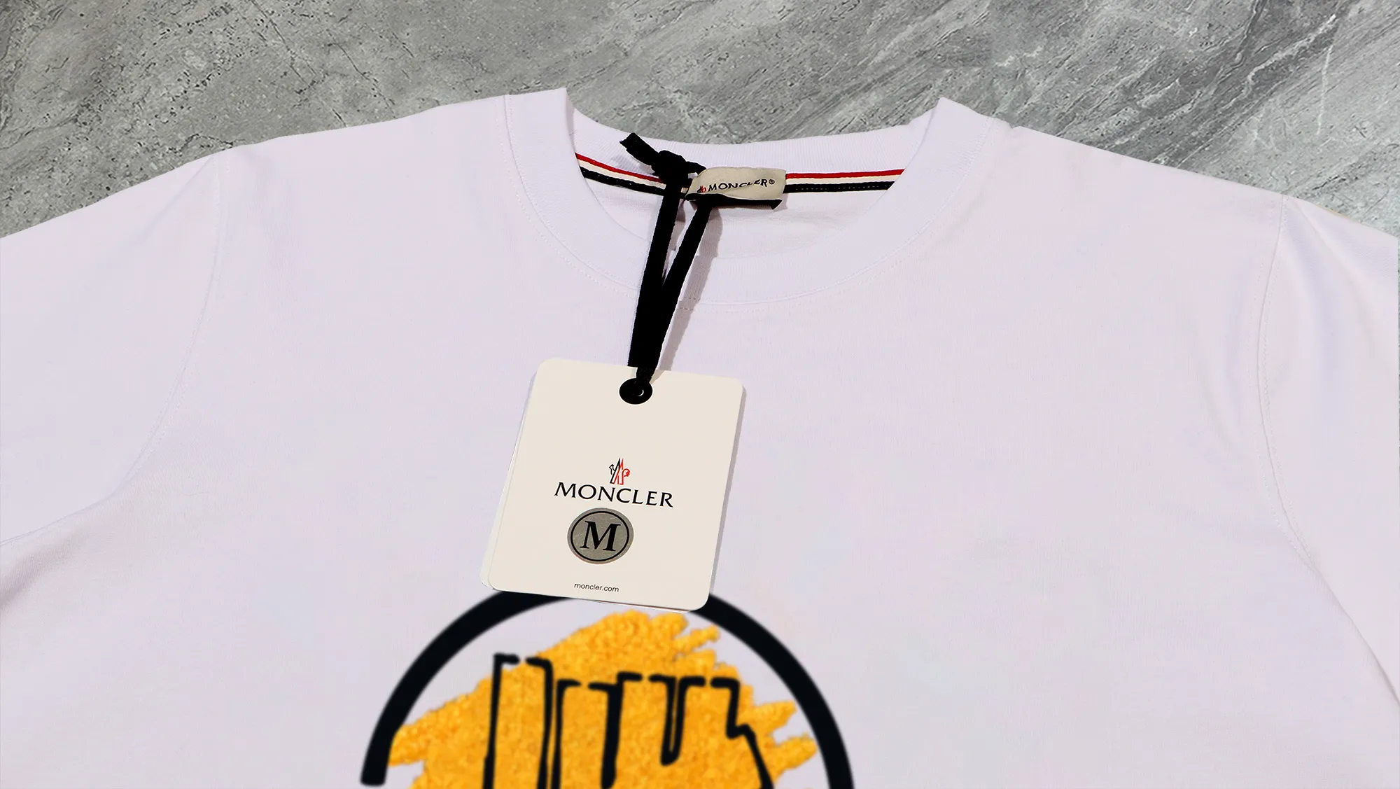 P210 High-version sweatshirt) [Long-term stock] 〖𝐌𝐎𝐍𝐂𝐋𝐄𝐑~Mask〗 Made of 440g heavy-weight fabric. It is different from the market currency. It can be matched with any variety and is properly handsome. 😎The whole dress is made of double waistcoats. The double waistcoats make the whole dress more three-dimensional. Not ordinary factories can do such fine work. 2025 Spring runway version of the T stage, on sale at the counter, round neck terry sweatshirt, high-end double-strand pure cotton, custom-made stretch ribs, dyed in the same vat, complete with three standards, matched with exquisite embroidered LOGO on the chest, simple and advanced, same style for men and women. Color: black, apricot, white, size: S M L XL 2XL