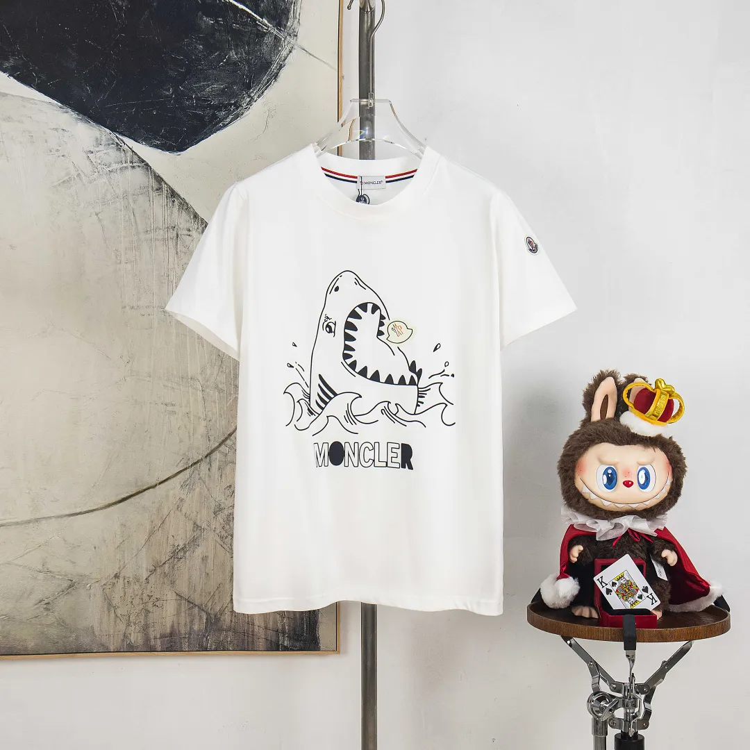 P190 💰 zp version [exclusive supply] MONCLER/muzzled 300g round neck short-sleeved T-shirt brand classic shark🦈 letter LOGO embossed technology official synchronization high version high quality fashionable personality versatile trend pure original quality original fabric hangtag collar label washed wheat three standard complete color: black. white. Size: S M L XL XXL No.: WS10024