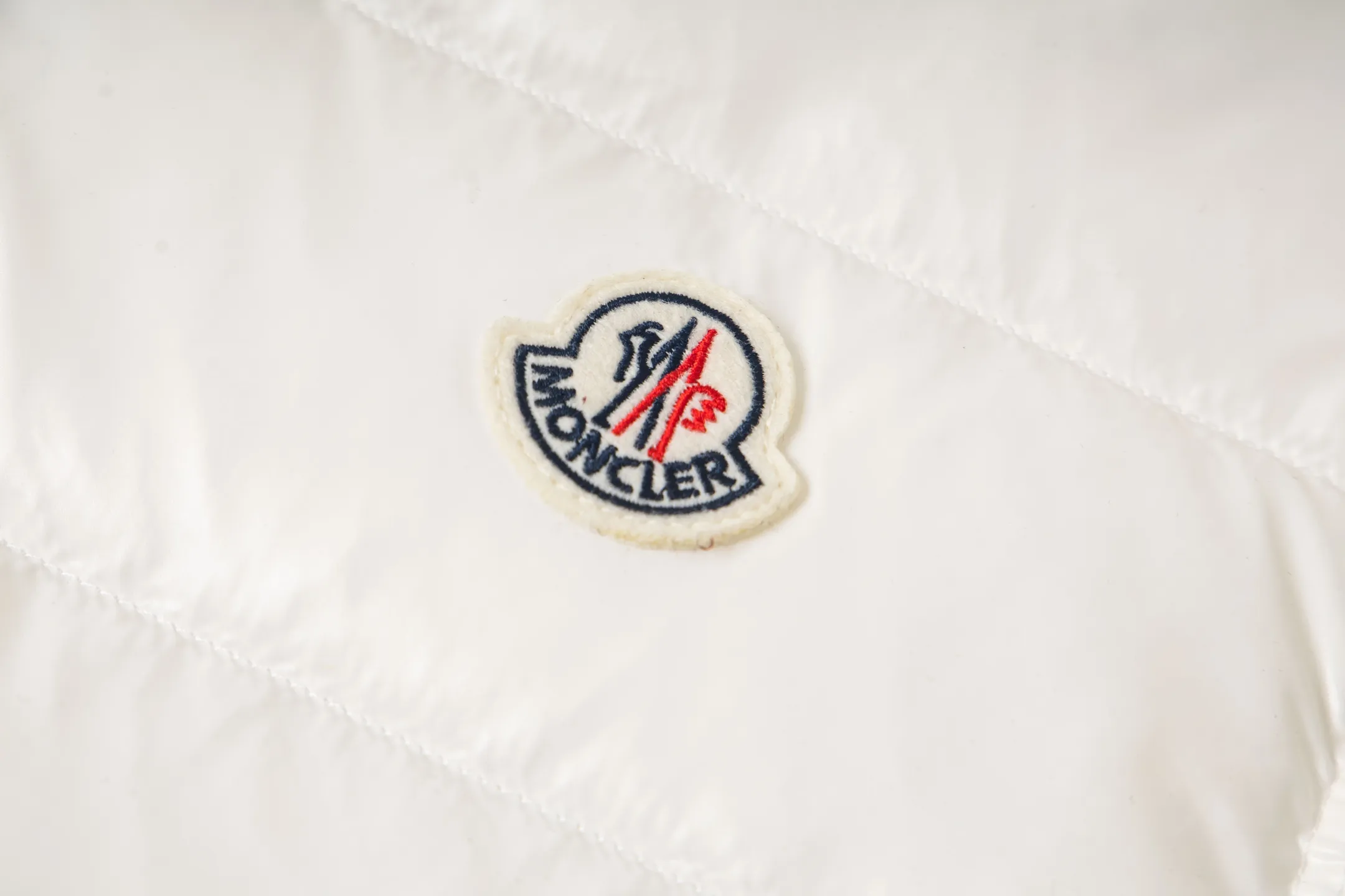 P580 Moncler/Mongolian Down Classic Vest This vest is made of the iconic imported gall-free and velvet-proof nylon. The classic small seams make it stand out ✨✨✨, which provides excellent protection and warmth. The two-way zipper fly is equipped with a Moner logo-shaped puller. All the details and workmanship can instantly beat all the products on the market! What a sense of detail! ! Fried chicken stick with upper body effect! 👍🏻 Color: black/white Size: 1/2/3/4/5/6