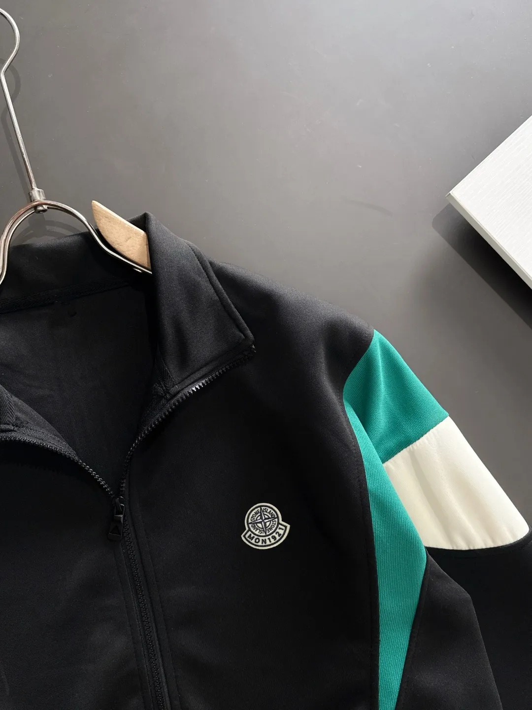 2-3 days to ship P720 Stone lsland/Stone Island joint MONCLER/Mongolian high quality 2025 autumn and winter new casual heavy industry suit exclusively developed by yb! High quality production! The top version of the trading company channel order, external orders for imported custom fabrics, high breathability and comfort, impeccable details, absolutely worth buying! This type of suit is also a must-have for lazy people. You don’t have to think about how to match it, you can just get it in one set! Brand element design concept, delicate and soft feel! It presents a casual cut and the upper body shape is great! On sale simultaneously on the official website! From a high-end men's positioning brand, the low-key luxury taste is irresistible! Exquisite workmanship and impeccable quality! The overall style is simple, fashionable and timeless, fully meeting the requirements of stylish and tasteful dressing! Size: M to 4XL (or state your height and weight when placing an order)