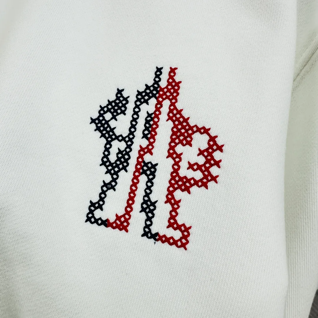 P280 Brand: Mengkou🤳𝐌𝐎𝐍𝐂𝐋𝐄𝐑 Fabric: ☑️Made of 440g double-strand pure cotton terry👕 Fabric: ☑️Thread with 1*1 double yarn thread. 🔜Comes with dyeing in the same tank. Craftsmanship: ☑️The embroidery uses 3D three-dimensional embroidery technology, 🇧🇫The original computer scan and print is restored 1:1. The pattern is clear and the needle count is dense. It is a rare high-end product on the market! 🇲🇩All three standards are complete! Size: ☑️S 〰️M 〰️L 〰️XL 〰️XXL