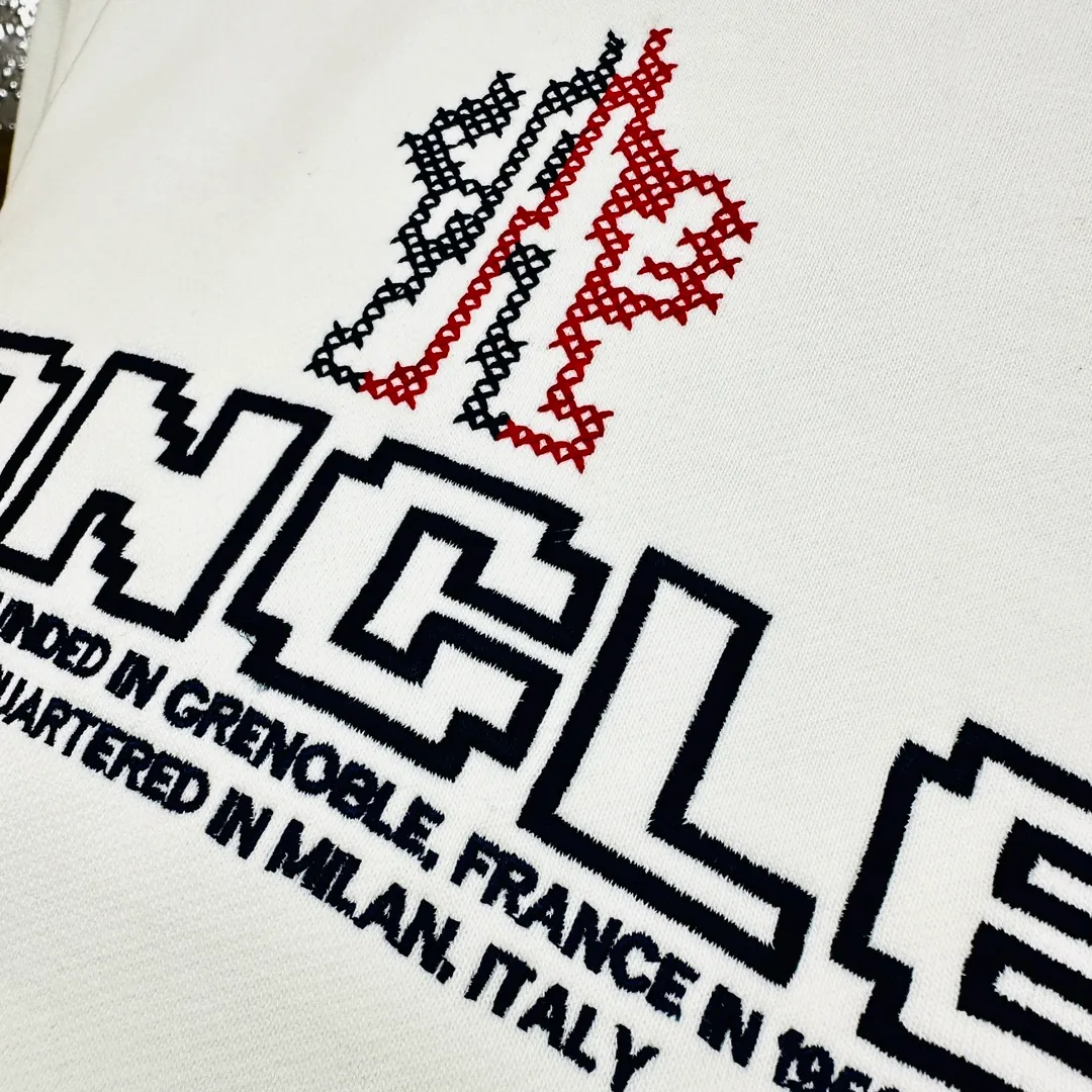 P280 Brand: Mengkou🤳𝐌𝐎𝐍𝐂𝐋𝐄𝐑 Fabric: ☑️Made of 440g double-strand pure cotton terry👕 Fabric: ☑️Thread with 1*1 double yarn thread. 🔜Comes with dyeing in the same tank. Craftsmanship: ☑️The embroidery uses 3D three-dimensional embroidery technology, 🇧🇫The original computer scan and print is restored 1:1. The pattern is clear and the needle count is dense. It is a rare high-end product on the market! 🇲🇩All three standards are complete! Size: ☑️S 〰️M 〰️L 〰️XL 〰️XXL