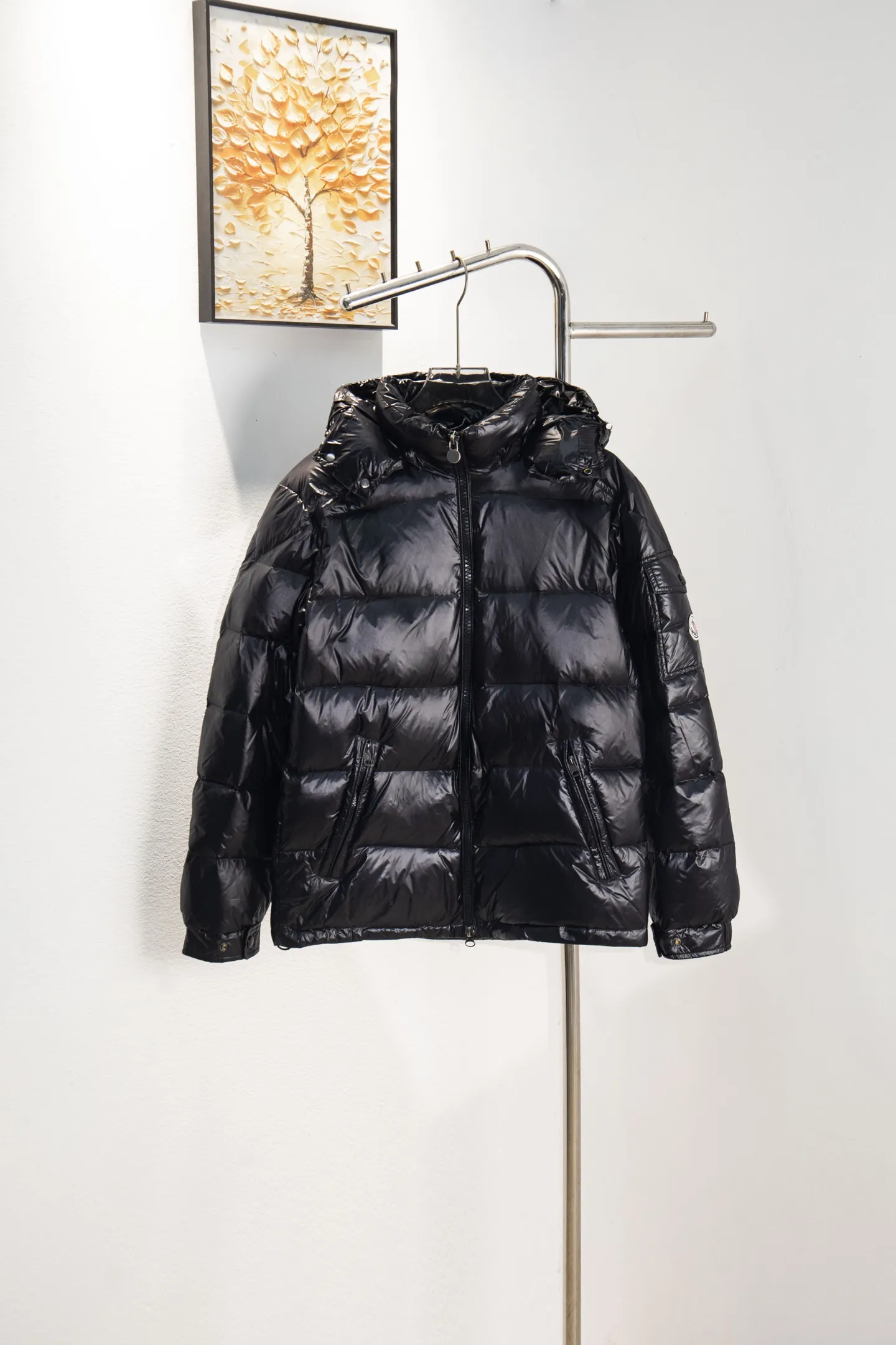 P570 Style No.: Y25 Eason Chan's same style Moncler Maya down jacket with small label on the mouth - Ceiling version, differentiated by currency ①: Support NFC recognition, hold the phone close to the arm with small label on the mouth, pop up the official website directly ②: Washable label has more than 10 pages ③: Black lining is gray, black lining with small label distinguishes currency Moncler Maya classic bright small label down jacket The perfect combination of pockets on the cuffs and small labels. Wear it on the body. Versatility and slimming. Removable hat. Can be worn twice. Both are classic. - Customized fabrics are consistent with the original version. Lacquered glossy fabric. Windproof and waterproof. Consistent with the original version. Differentiated from the market. Black lining - Filled with 90 white duck down. Filled with up to 400g+. Excellent thermal insulation effect. Must-have for freezing. Customized original accessories. Complete with three standards. Open mold to customize logo buttons. Full of style. Color: Picture color Size: 1-5