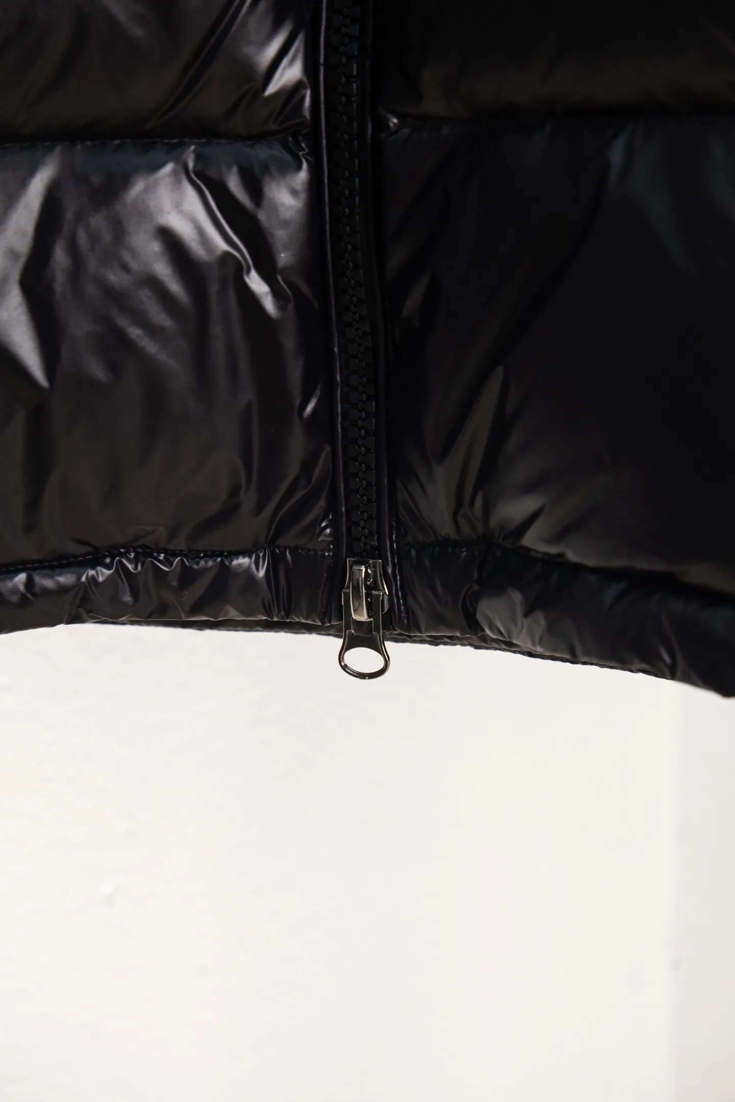 P570 Style No.: Y25 Eason Chan's same style Moncler Maya down jacket with small label on the mouth - Ceiling version, differentiated by currency ①: Support NFC recognition, hold the phone close to the arm with small label on the mouth, pop up the official website directly ②: Washable label has more than 10 pages ③: Black lining is gray, black lining with small label distinguishes currency Moncler Maya classic bright small label down jacket The perfect combination of pockets on the cuffs and small labels. Wear it on the body. Versatility and slimming. Removable hat. Can be worn twice. Both are classic. - Customized fabrics are consistent with the original version. Lacquered glossy fabric. Windproof and waterproof. Consistent with the original version. Differentiated from the market. Black lining - Filled with 90 white duck down. Filled with up to 400g+. Excellent thermal insulation effect. Must-have for freezing. Customized original accessories. Complete with three standards. Open mold to customize logo buttons. Full of style. Color: Picture color Size: 1-5