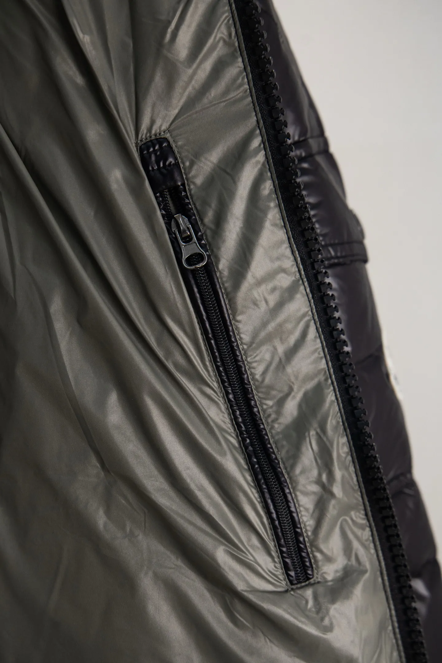 P570 Style No.: Y25 Eason Chan's same style Moncler Maya down jacket with small label on the mouth - Ceiling version, differentiated by currency ①: Support NFC recognition, hold the phone close to the arm with small label on the mouth, pop up the official website directly ②: Washable label has more than 10 pages ③: Black lining is gray, black lining with small label distinguishes currency Moncler Maya classic bright small label down jacket The perfect combination of pockets on the cuffs and small labels. Wear it on the body. Versatility and slimming. Removable hat. Can be worn twice. Both are classic. - Customized fabrics are consistent with the original version. Lacquered glossy fabric. Windproof and waterproof. Consistent with the original version. Differentiated from the market. Black lining - Filled with 90 white duck down. Filled with up to 400g+. Excellent thermal insulation effect. Must-have for freezing. Customized original accessories. Complete with three standards. Open mold to customize logo buttons. Full of style. Color: Picture color Size: 1-5