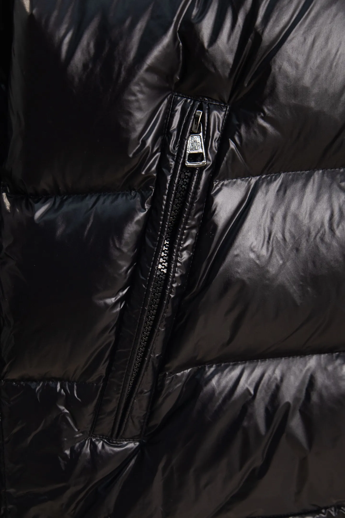 P570 Style No.: Y25 Eason Chan's same style Moncler Maya down jacket with small label on the mouth - Ceiling version, differentiated by currency ①: Support NFC recognition, hold the phone close to the arm with small label on the mouth, pop up the official website directly ②: Washable label has more than 10 pages ③: Black lining is gray, black lining with small label distinguishes currency Moncler Maya classic bright small label down jacket The perfect combination of pockets on the cuffs and small labels. Wear it on the body. Versatility and slimming. Removable hat. Can be worn twice. Both are classic. - Customized fabrics are consistent with the original version. Lacquered glossy fabric. Windproof and waterproof. Consistent with the original version. Differentiated from the market. Black lining - Filled with 90 white duck down. Filled with up to 400g+. Excellent thermal insulation effect. Must-have for freezing. Customized original accessories. Complete with three standards. Open mold to customize logo buttons. Full of style. Color: Picture color Size: 1-5