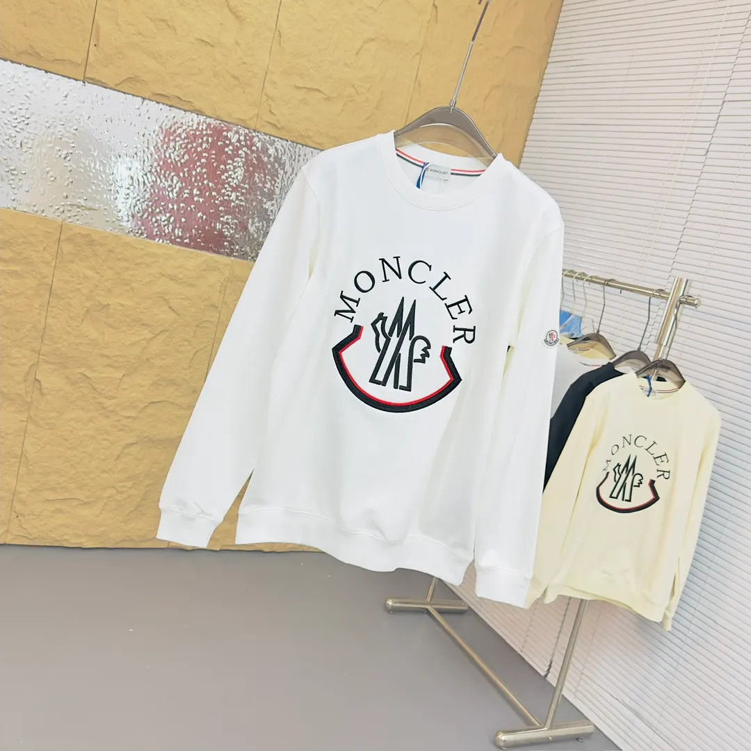 P280 Brand: Mengkou🤳𝐌𝐎𝐍𝐂𝐋𝐄𝐑 Fabric: ☑️Made of 440g double-strand pure cotton terry👕 Fabric: ☑️Thread with 1*1 double yarn thread. 🔜Comes with dyeing in the same tank. Craftsmanship: ☑️The embroidery uses 3D three-dimensional embroidery technology, 🇧🇫The original computer scan and print is restored 1:1. The pattern is clear and the needle count is dense. It is a rare high-end product on the market! 🇲🇩All three standards are complete! Size: ☑️S 〰️M 〰️L 〰️XL 〰️XXL