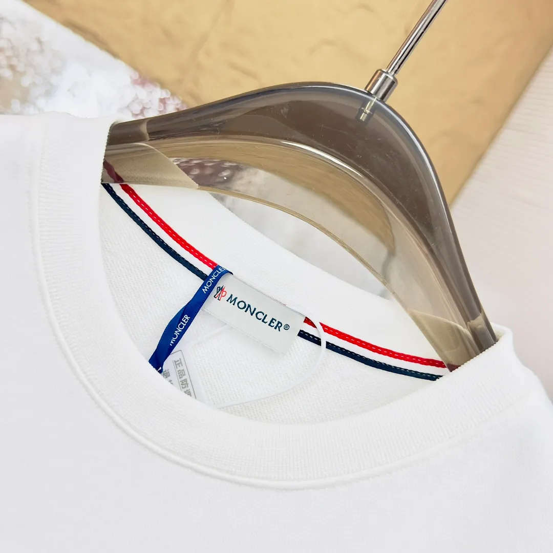 P280 Brand: Mengkou🤳𝐌𝐎𝐍𝐂𝐋𝐄𝐑 Fabric: ☑️Made of 440g double-strand pure cotton terry👕 Fabric: ☑️Thread with 1*1 double yarn thread. 🔜Comes with dyeing in the same tank. Craftsmanship: ☑️The embroidery uses 3D three-dimensional embroidery technology, 🇧🇫The original computer scan and print is restored 1:1. The pattern is clear and the needle count is dense. It is a rare high-end product on the market! 🇲🇩All three standards are complete! Size: ☑️S 〰️M 〰️L 〰️XL 〰️XXL