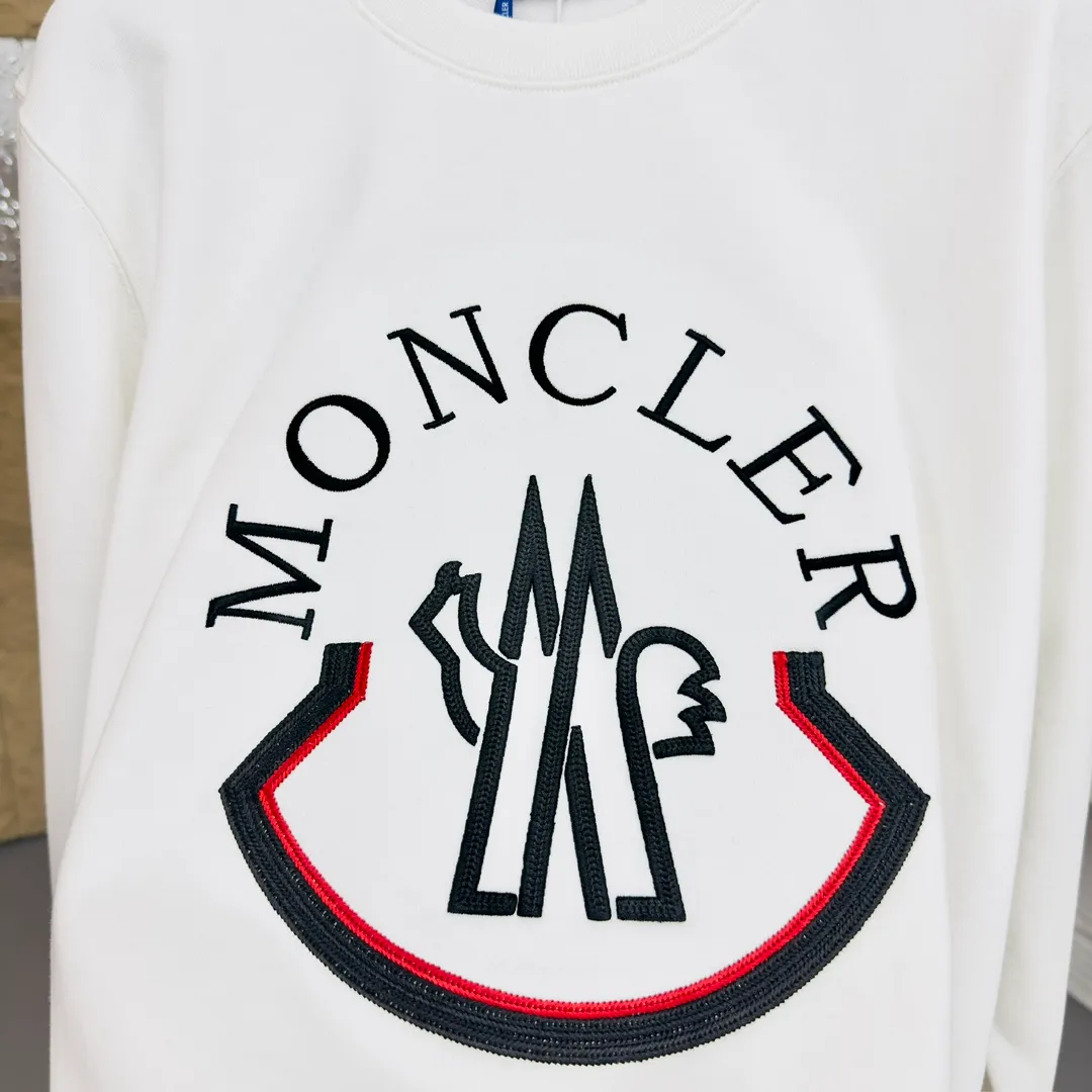 P280 Brand: Mengkou🤳𝐌𝐎𝐍𝐂𝐋𝐄𝐑 Fabric: ☑️Made of 440g double-strand pure cotton terry👕 Fabric: ☑️Thread with 1*1 double yarn thread. 🔜Comes with dyeing in the same tank. Craftsmanship: ☑️The embroidery uses 3D three-dimensional embroidery technology, 🇧🇫The original computer scan and print is restored 1:1. The pattern is clear and the needle count is dense. It is a rare high-end product on the market! 🇲🇩All three standards are complete! Size: ☑️S 〰️M 〰️L 〰️XL 〰️XXL