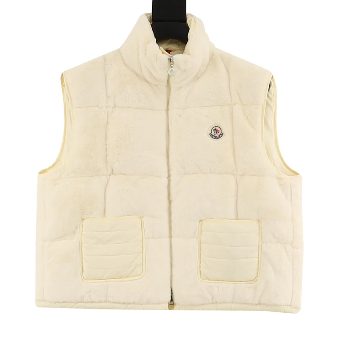 P900 Moncler Arques women's down vest. The Arques women's down vest is made of soft teddy velvet fabric, paying homage to the playful texture that was popular throughout the 1960s. (⚠️Extra-grade goose down version, the only matched material on the market, matched colors, complete barcode styles, consistent with the official website, tags/wool felt labels are equipped with NFC electronic induction anti-counterfeiting, and comes standard with a full set of counter gift box packaging🎁) The Arques down vest is made of soft fabric with teddy velvet texture, reinterpreting the aesthetics of the 1960s and showing a modern style. Designed with a drawstring, the silhouette can be adjusted to suit your mood and style. Details •Made from soft, lightweight plush fabric •Polyester lining •Nylon collar, back yoke and hem •Down filling •Zip closure •Patch pockets •Drawstring hem size:0-3