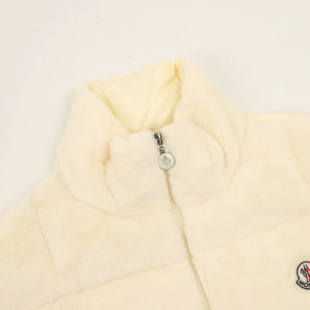 P900 Moncler Arques women's down vest. The Arques women's down vest is made of soft teddy velvet fabric, paying homage to the playful texture that was popular throughout the 1960s. (⚠️Extra-grade goose down version, the only matched material on the market, matched colors, complete barcode styles, consistent with the official website, tags/wool felt labels are equipped with NFC electronic induction anti-counterfeiting, and comes standard with a full set of counter gift box packaging🎁) The Arques down vest is made of soft fabric with teddy velvet texture, reinterpreting the aesthetics of the 1960s and showing a modern style. Designed with a drawstring, the silhouette can be adjusted to suit your mood and style. Details •Made from soft, lightweight plush fabric •Polyester lining •Nylon collar, back yoke and hem •Down filling •Zip closure •Patch pockets •Drawstring hem size:0-3