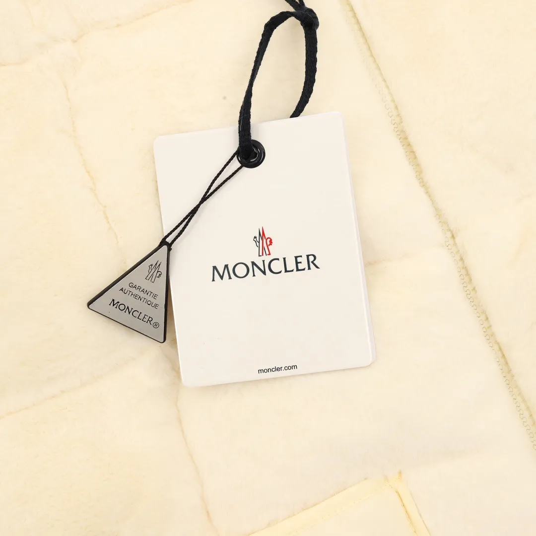 P900 Moncler Arques women's down vest. The Arques women's down vest is made of soft teddy velvet fabric, paying homage to the playful texture that was popular throughout the 1960s. (⚠️Extra-grade goose down version, the only matched material on the market, matched colors, complete barcode styles, consistent with the official website, tags/wool felt labels are equipped with NFC electronic induction anti-counterfeiting, and comes standard with a full set of counter gift box packaging🎁) The Arques down vest is made of soft fabric with teddy velvet texture, reinterpreting the aesthetics of the 1960s and showing a modern style. Designed with a drawstring, the silhouette can be adjusted to suit your mood and style. Details •Made from soft, lightweight plush fabric •Polyester lining •Nylon collar, back yoke and hem •Down filling •Zip closure •Patch pockets •Drawstring hem size:0-3