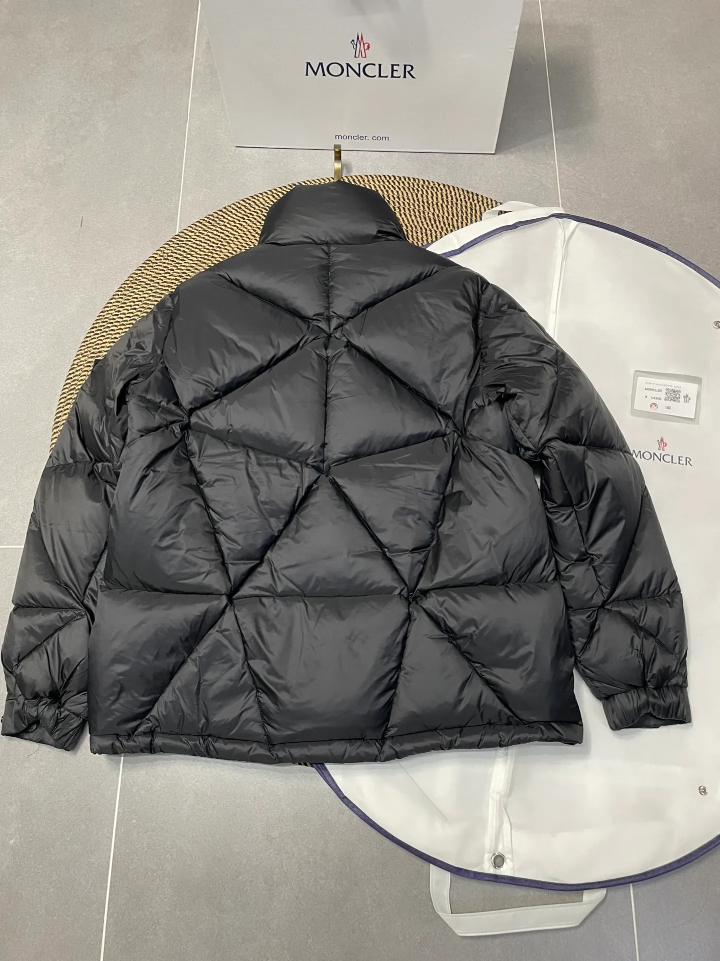 P980 Fei Dong collaborates with Moncler. Moncler once again joins hands with Pharrell Williams to create a joint series. The top 90 white duck I chose this time is the Moncler Genius product line. This Oak jacket is made of technical nylon, equipped with snap pockets and down padding to create the best warmth. The unique triangular car line will create a more artistic visual effect as a whole. The solid color dress is only decorated with LOGO on the chest and arms, which will not be too public while retaining the joint identity. It is also very versatile when paired together. This design technique has also appeared many times in Fei Dong’s joint brands, which is quite recognizable. Size: 1-5