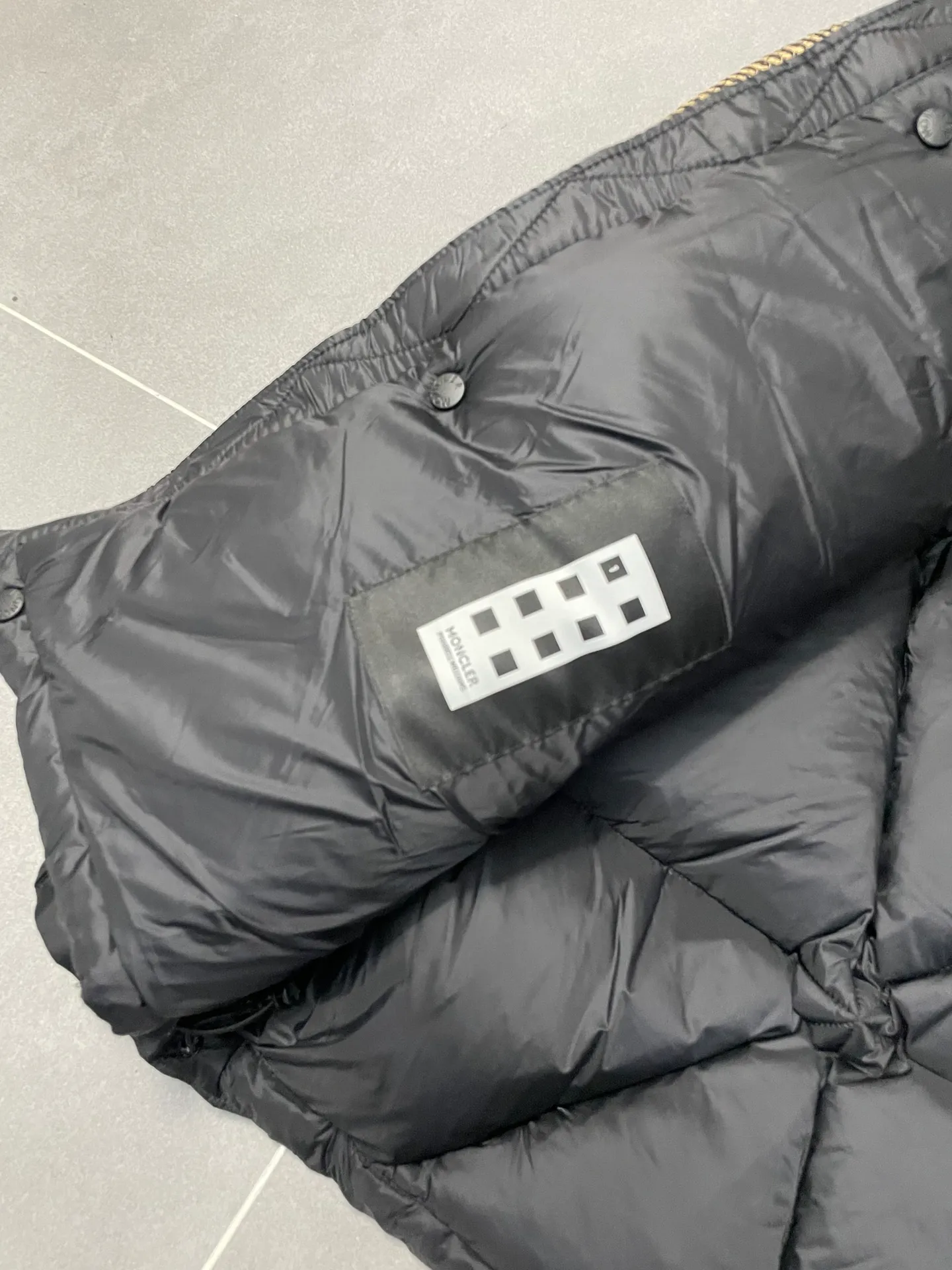 P980 Fei Dong collaborates with Moncler. Moncler once again joins hands with Pharrell Williams to create a joint series. The top 90 white duck I chose this time is the Moncler Genius product line. This Oak jacket is made of technical nylon, equipped with snap pockets and down padding to create the best warmth. The unique triangular car line will create a more artistic visual effect as a whole. The solid color dress is only decorated with LOGO on the chest and arms, which will not be too public while retaining the joint identity. It is also very versatile when paired together. This design technique has also appeared many times in Fei Dong’s joint brands, which is quite recognizable. Size: 1-5